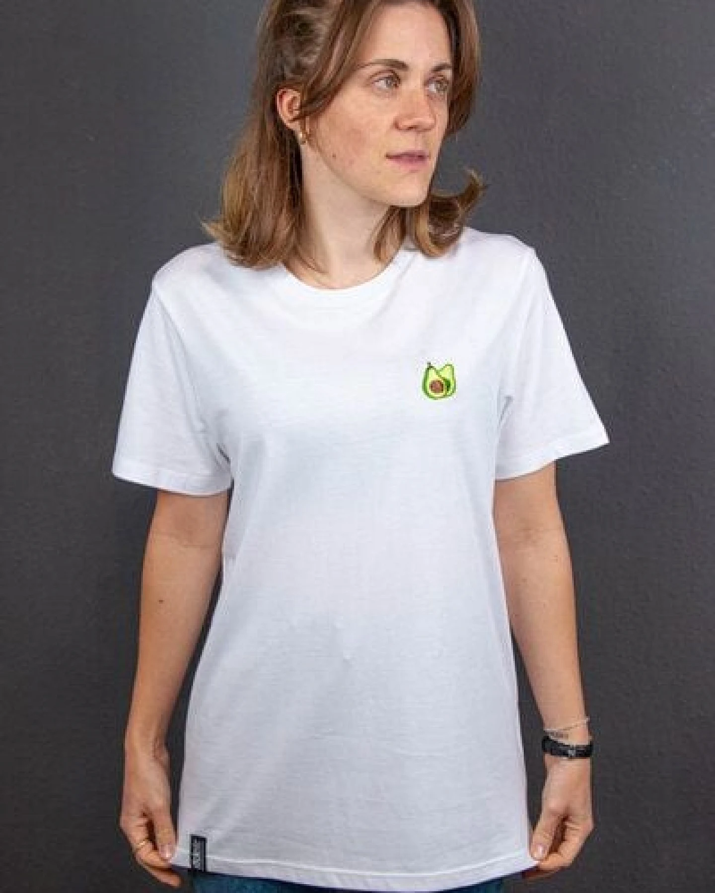 sticknic T-Shirt mit Avocado Motiv gestickt - Minimalistische Stickerei - Auch als Geschenk – Ansicht 4