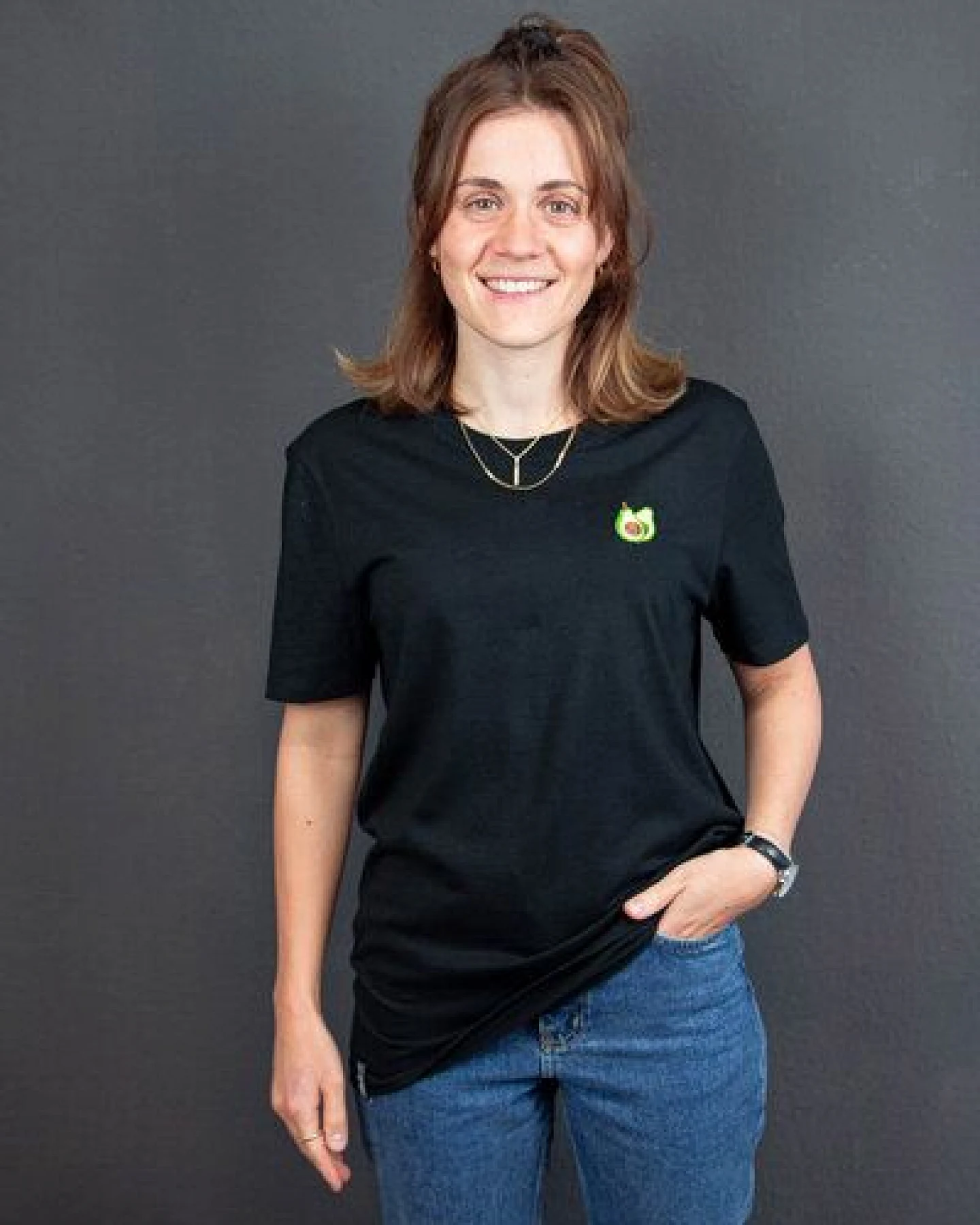 sticknic T-Shirt mit Avocado Motiv gestickt - Minimalistische Stickerei - Auch als Geschenk – Ansicht 2