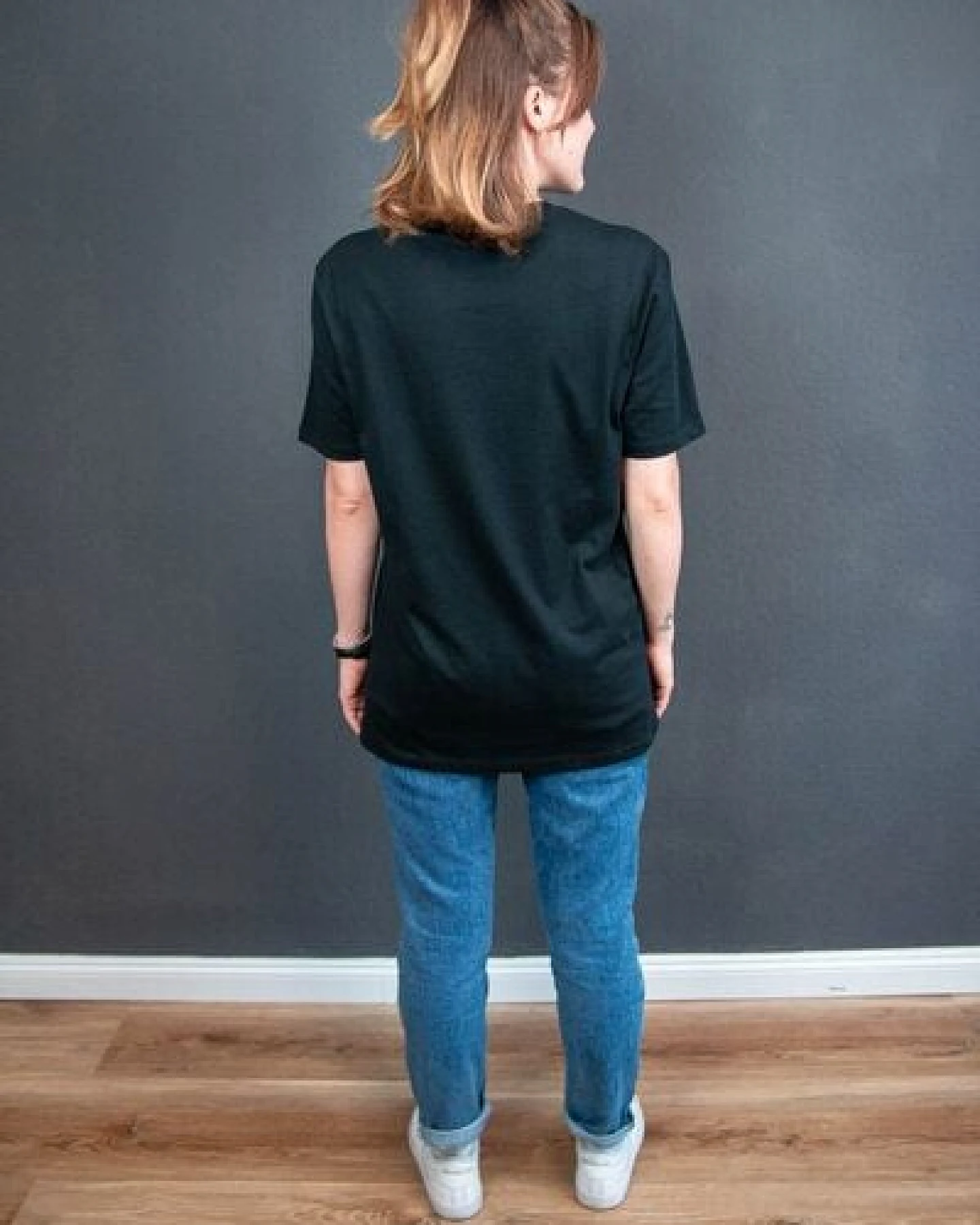 sticknic T-Shirt mit Avocado Motiv gestickt - Minimalistische Stickerei - Auch als Geschenk – Ansicht 4