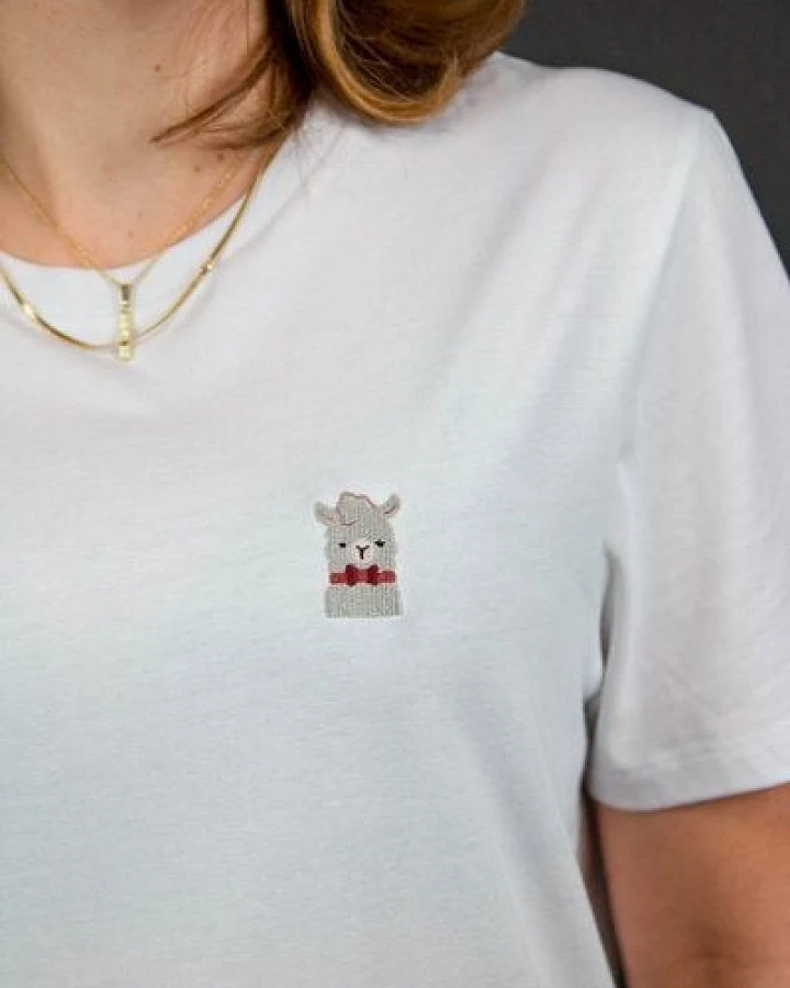 sticknic T-Shirt mit Lama Motiv gestickt - Minimalistische Stickerei - Auch als Geschenk