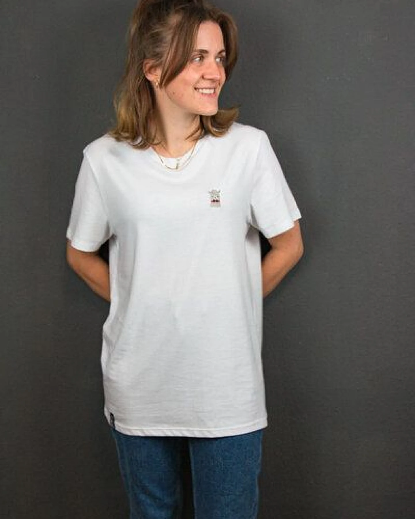 sticknic T-Shirt mit Lama Motiv gestickt - Minimalistische Stickerei - Auch als Geschenk – Ansicht 2