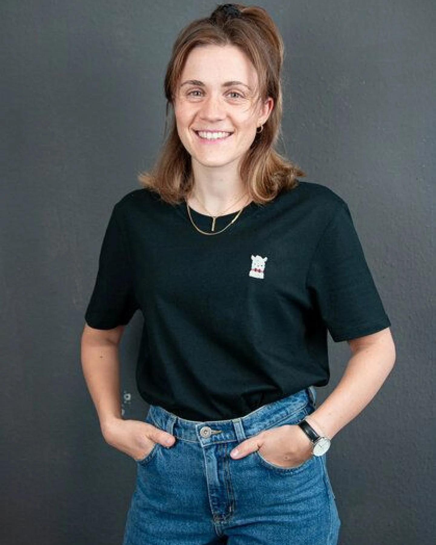 sticknic T-Shirt mit Lama Motiv gestickt - Minimalistische Stickerei - Auch als Geschenk – Ansicht 2
