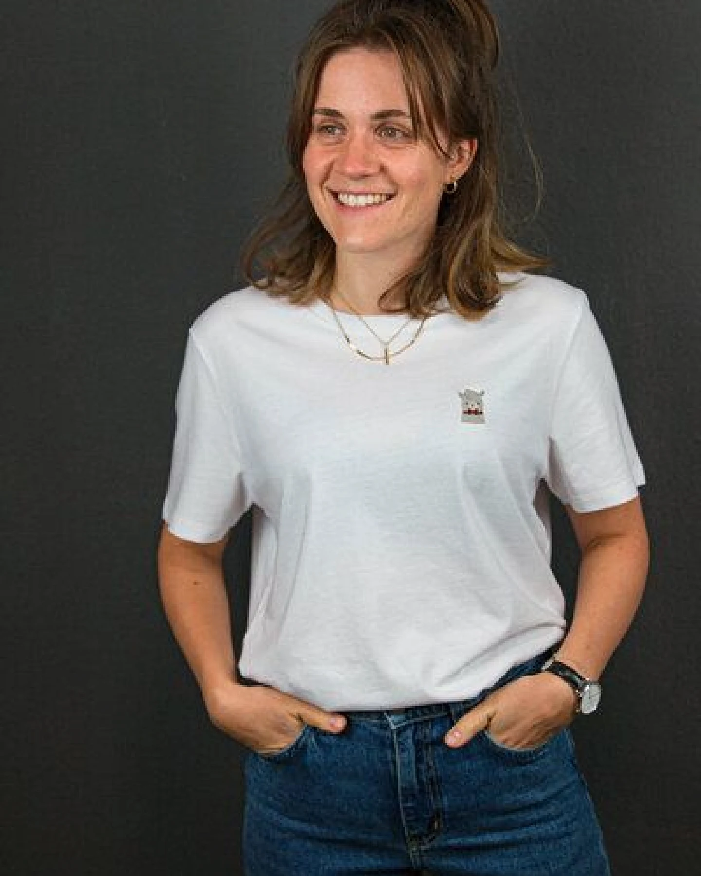 sticknic T-Shirt mit Lama Motiv gestickt - Minimalistische Stickerei - Auch als Geschenk – Ansicht 3