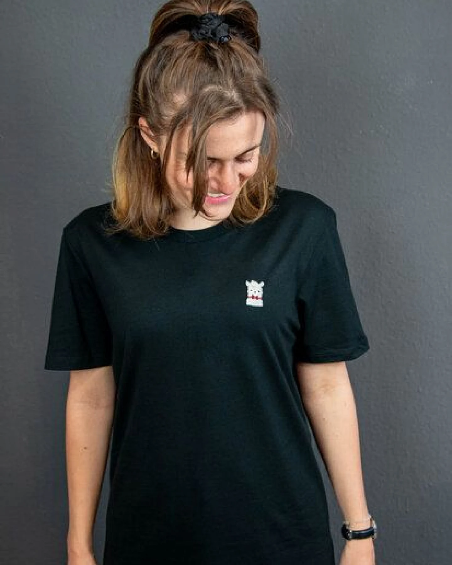 sticknic T-Shirt mit Lama Motiv gestickt - Minimalistische Stickerei - Auch als Geschenk – Ansicht 3