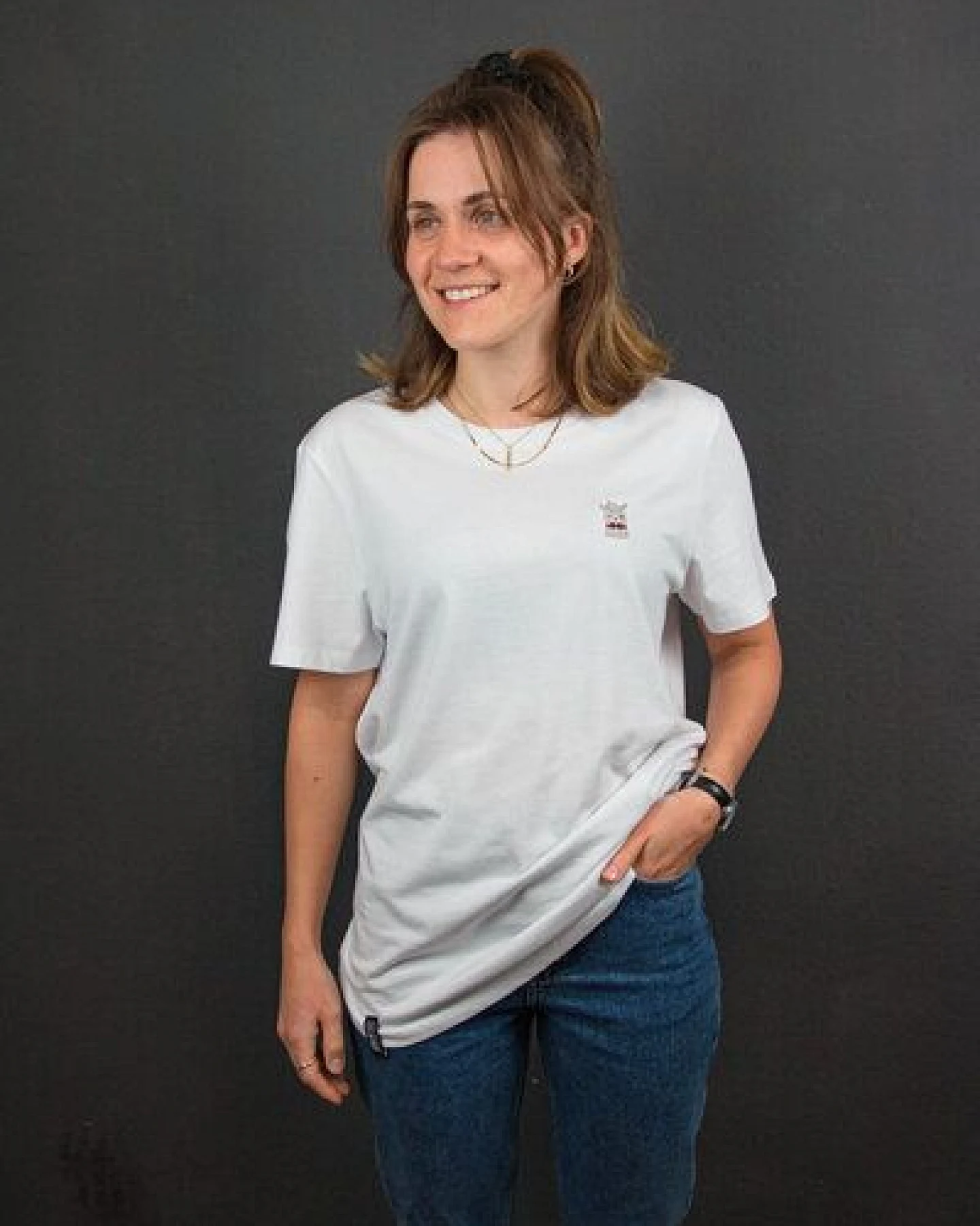 sticknic T-Shirt mit Lama Motiv gestickt - Minimalistische Stickerei - Auch als Geschenk – Ansicht 3