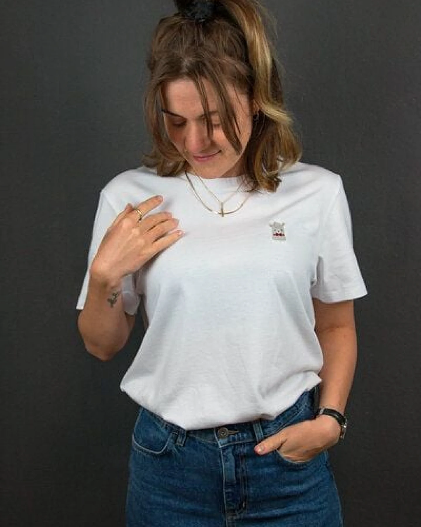 sticknic T-Shirt mit Lama Motiv gestickt - Minimalistische Stickerei - Auch als Geschenk – Ansicht 4