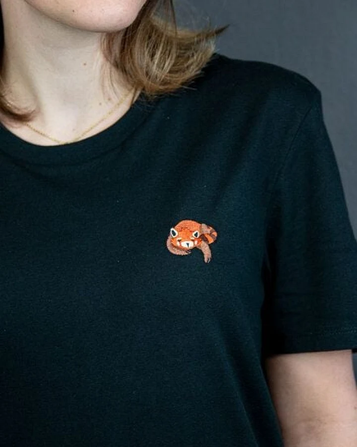 sticknic T-Shirt mit Rotem Panda Motiv gestickt - Minimalistische Stickerei - Auch als Geschenk