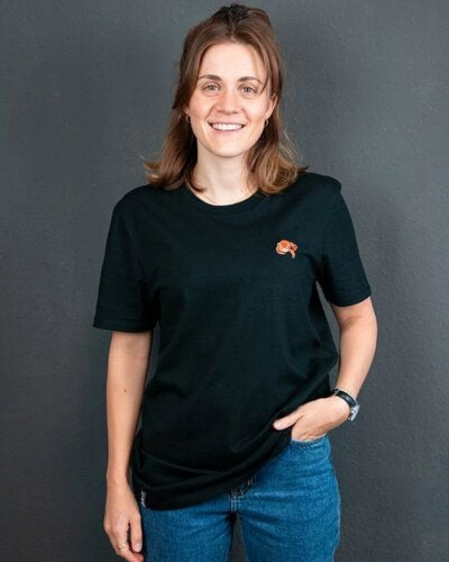 sticknic T-Shirt mit Rotem Panda Motiv gestickt - Minimalistische Stickerei - Auch als Geschenk – Ansicht 4