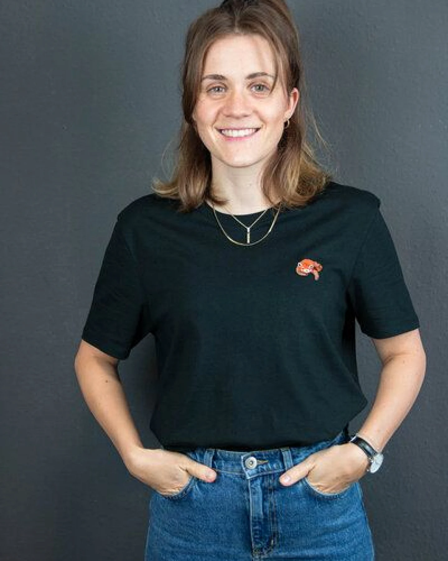 sticknic T-Shirt mit Rotem Panda Motiv gestickt - Minimalistische Stickerei - Auch als Geschenk – Ansicht 2