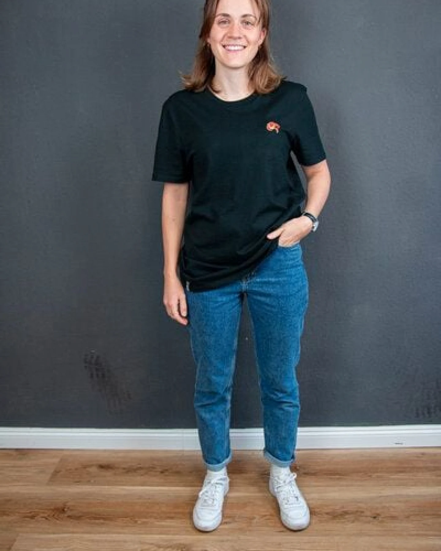 sticknic T-Shirt mit Rotem Panda Motiv gestickt - Minimalistische Stickerei - Auch als Geschenk – Ansicht 4