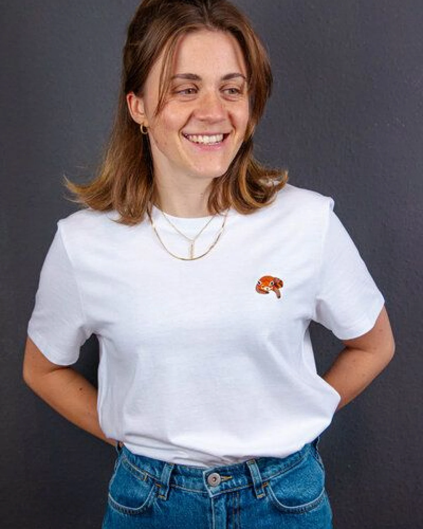 sticknic T-Shirt mit Rotem Panda Motiv gestickt - Minimalistische Stickerei - Auch als Geschenk – Ansicht 2