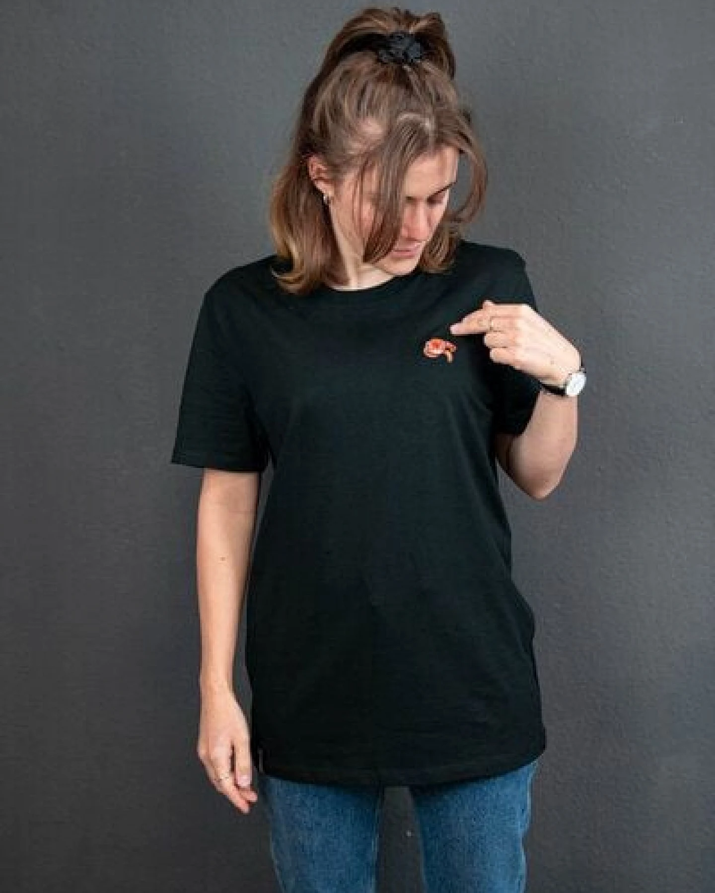 sticknic T-Shirt mit Rotem Panda Motiv gestickt - Minimalistische Stickerei - Auch als Geschenk – Ansicht 4