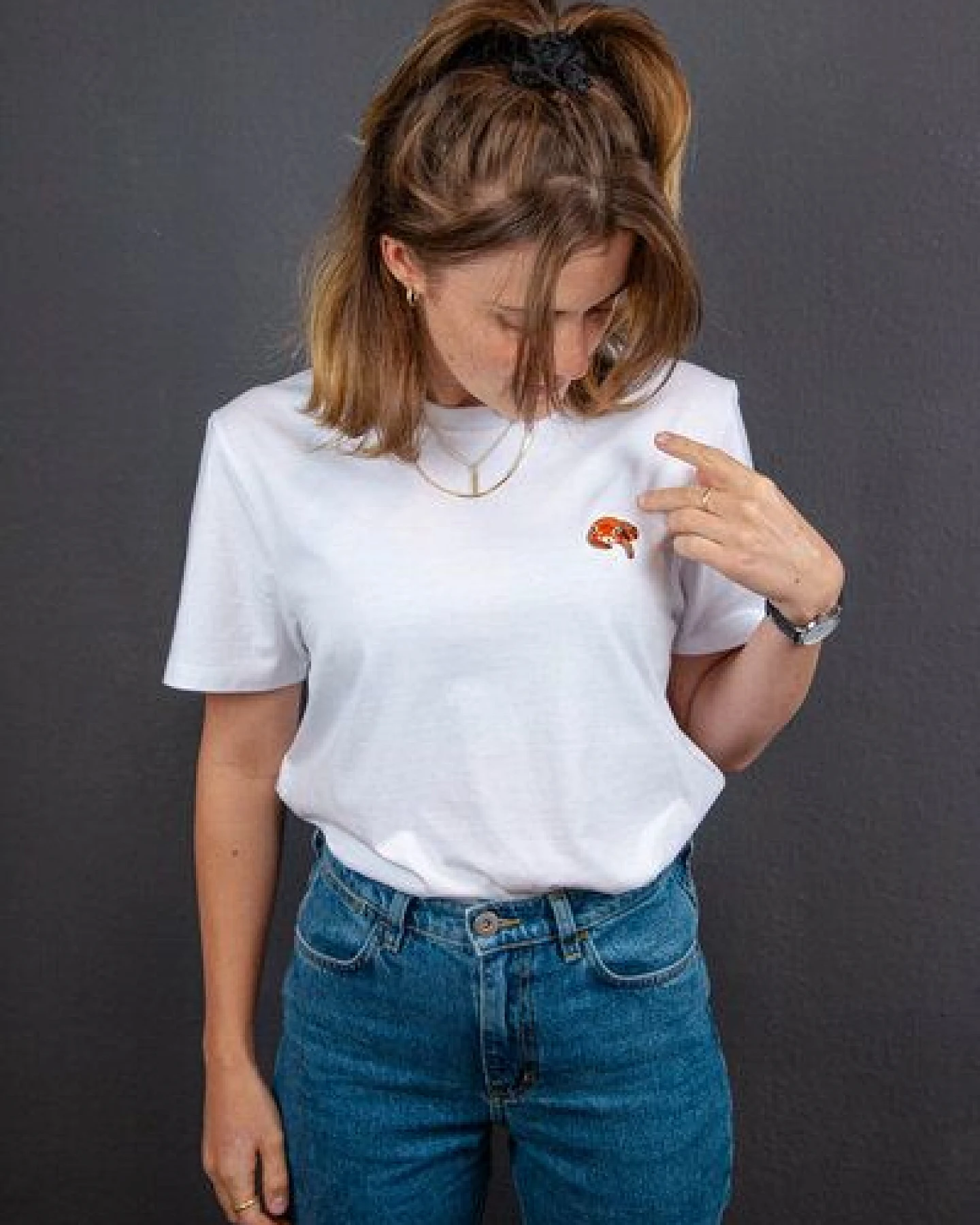 sticknic T-Shirt mit Rotem Panda Motiv gestickt - Minimalistische Stickerei - Auch als Geschenk – Ansicht 2