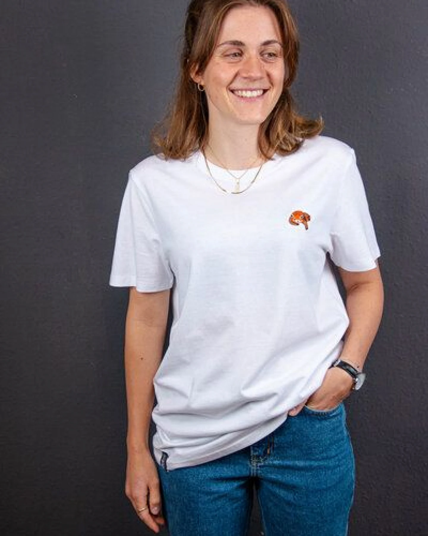 sticknic T-Shirt mit Rotem Panda Motiv gestickt - Minimalistische Stickerei - Auch als Geschenk – Ansicht 3