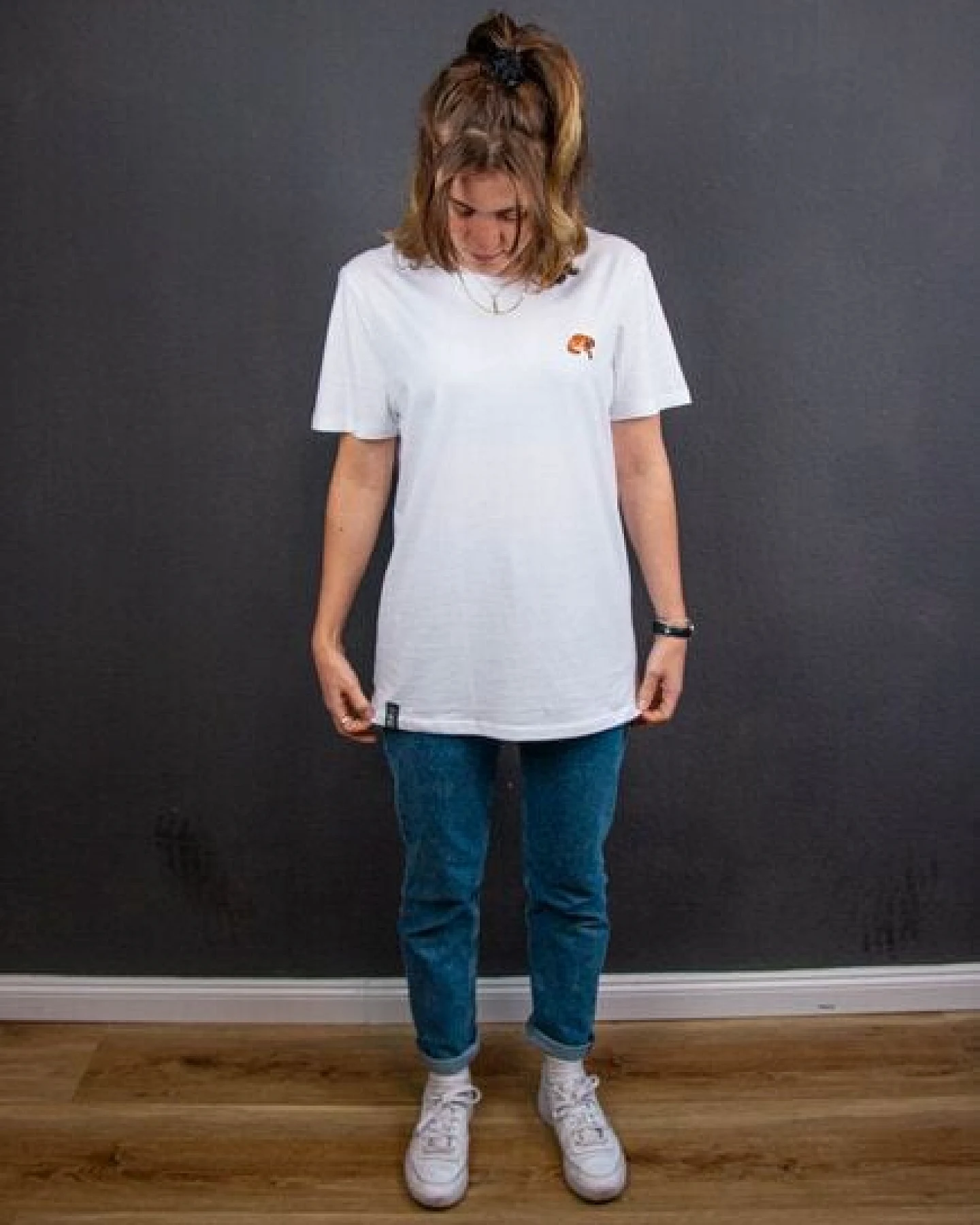 sticknic T-Shirt mit Rotem Panda Motiv gestickt - Minimalistische Stickerei - Auch als Geschenk – Ansicht 4