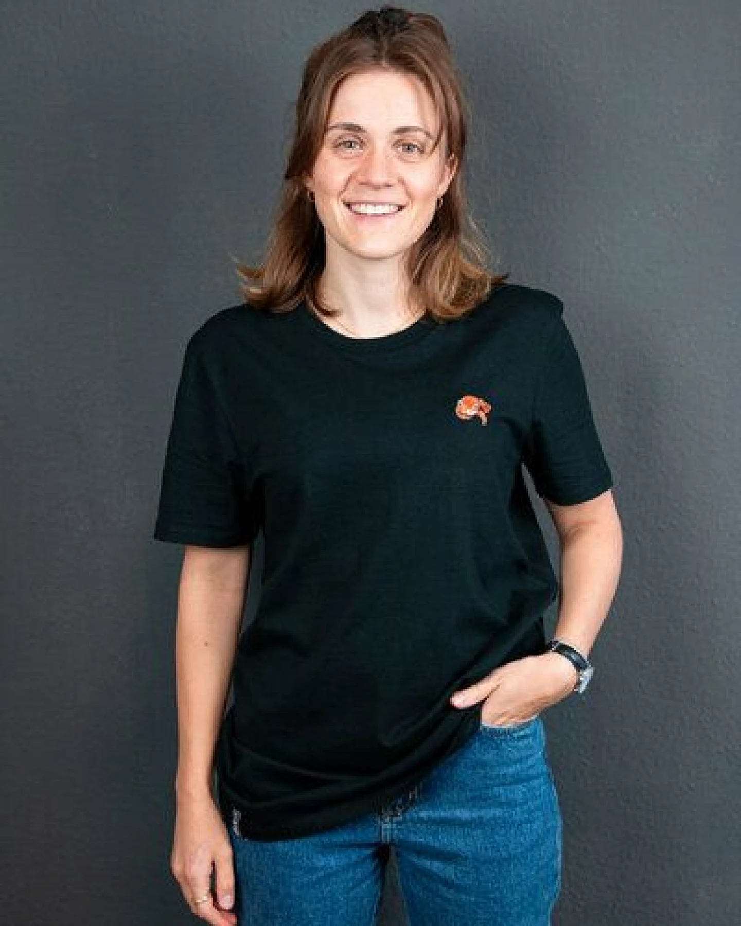 sticknic T-Shirt mit Rotem Panda Motiv gestickt - Minimalistische Stickerei - Auch als Geschenk – Ansicht 2
