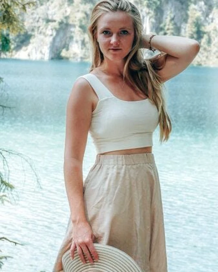 Vivien Joy Farrah Basic Crop Top
