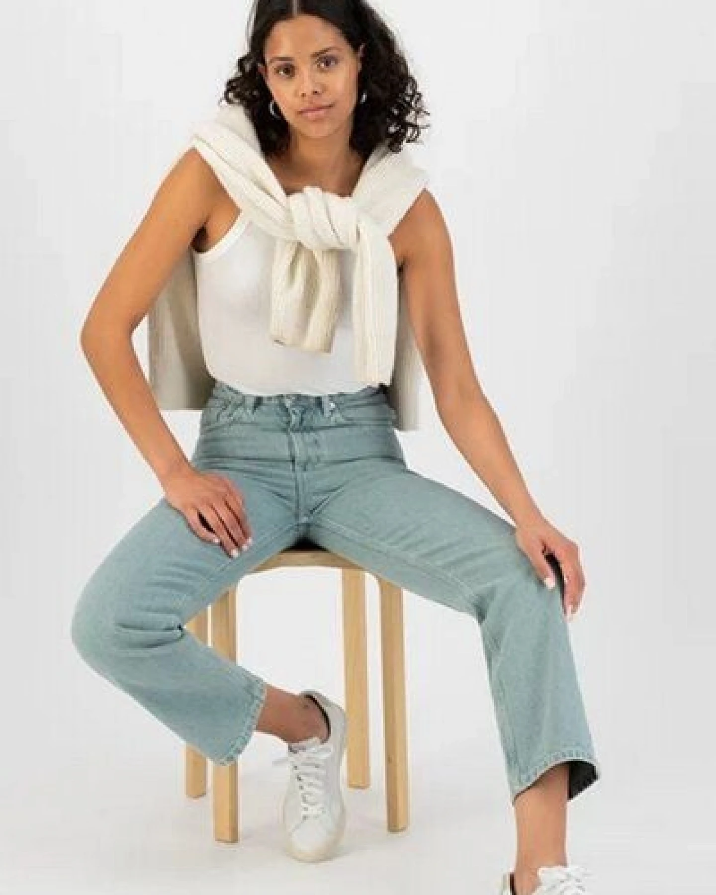MUD Jeans Relax Rose Cropped Jeans verwaschenes türkis – Ansicht 4