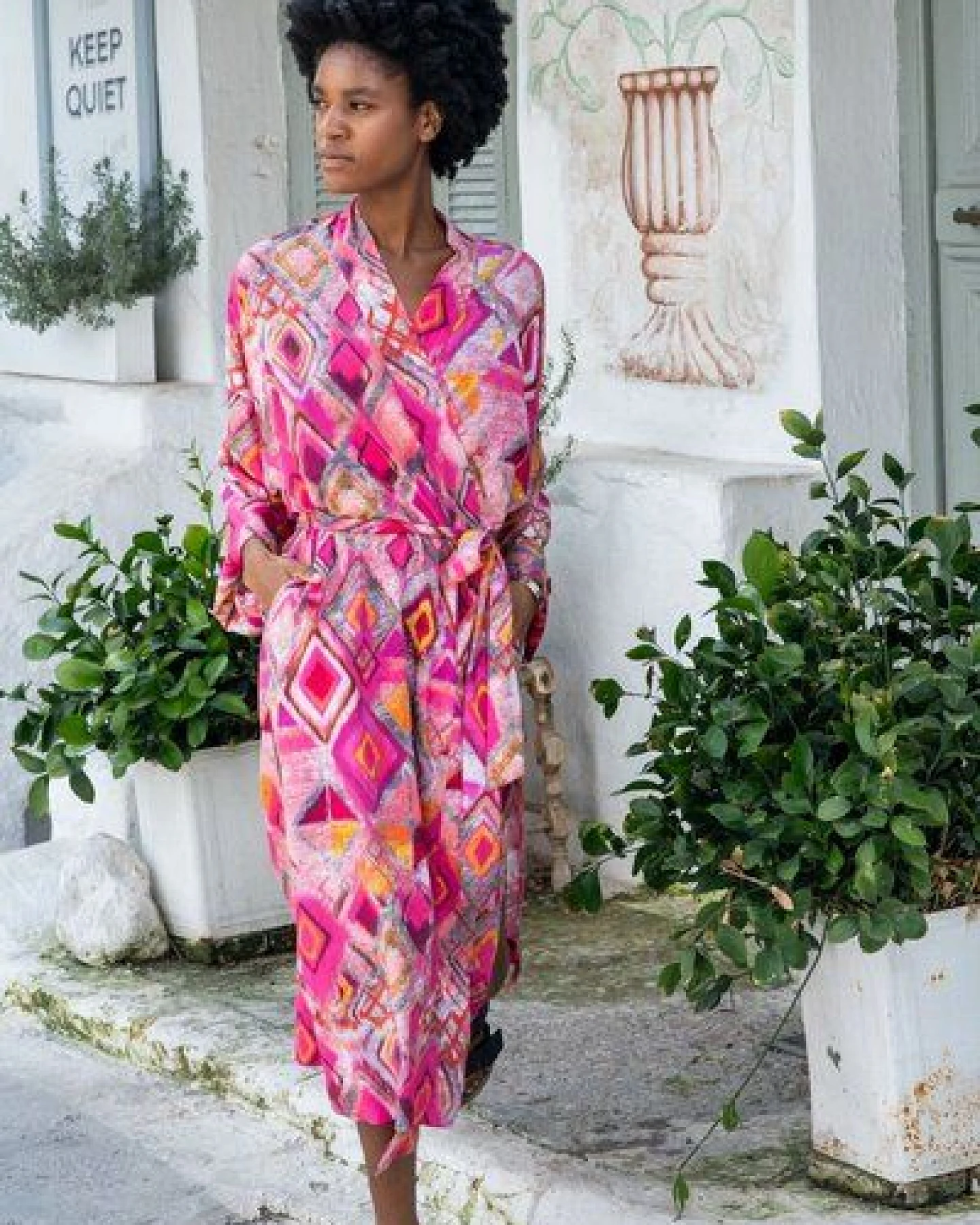 Kimono Rituals – Klassischer langärmeliger – Seitenschlitze auf beiden Seiten – V-Ausschnitt – Farbenfroher einzigartiger Print von KOKOworld – Fair produziert in Polen – Ansicht 3