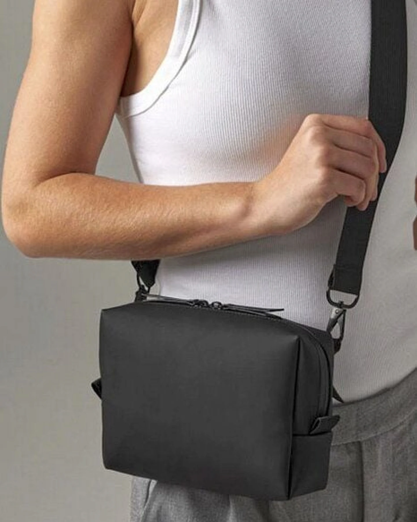 BagBase Cross Body Umhängetasche Handtasche Schultertasche Recycling Material mit matter PU - Beschichtung – Ansicht 2