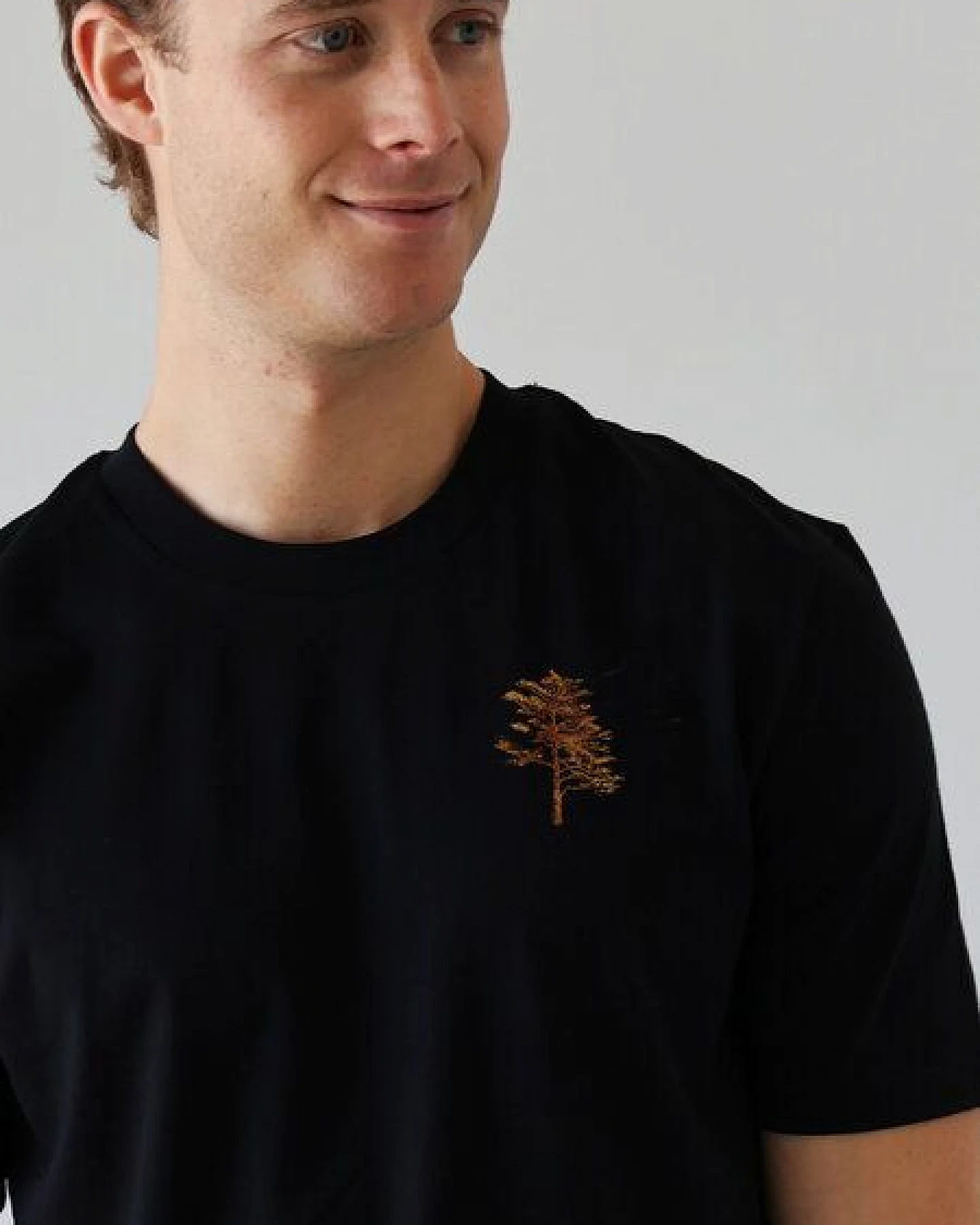 Kultgut Biofair- Artdesign Klassik Shirt / Little Tree in Woodoptik – Ansicht 4