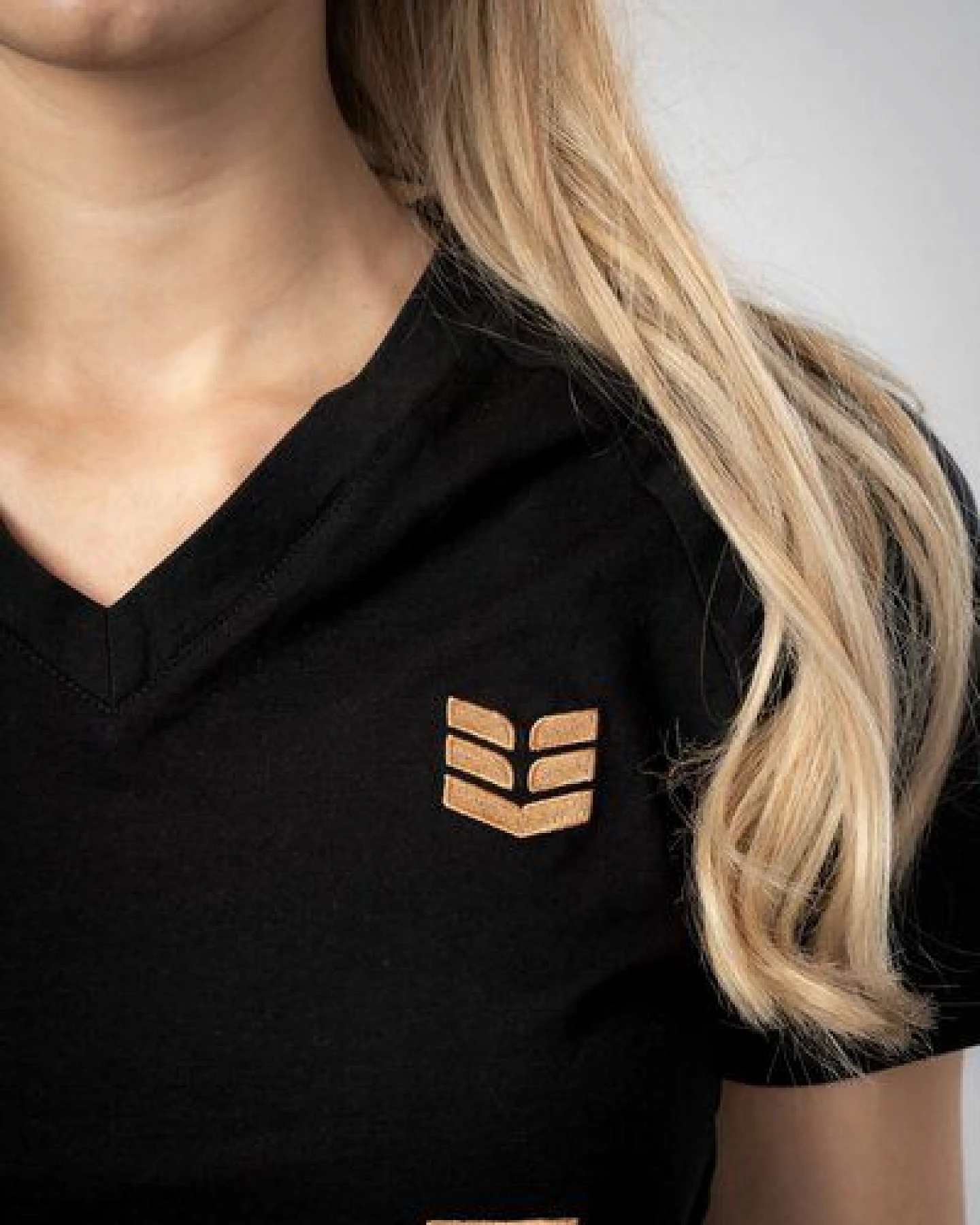 Empire Embodied Sportswear T-Shirt Bio-Baumwolle Shirt kurzarm mit aufwändig gesticktem Logo – Ansicht 2