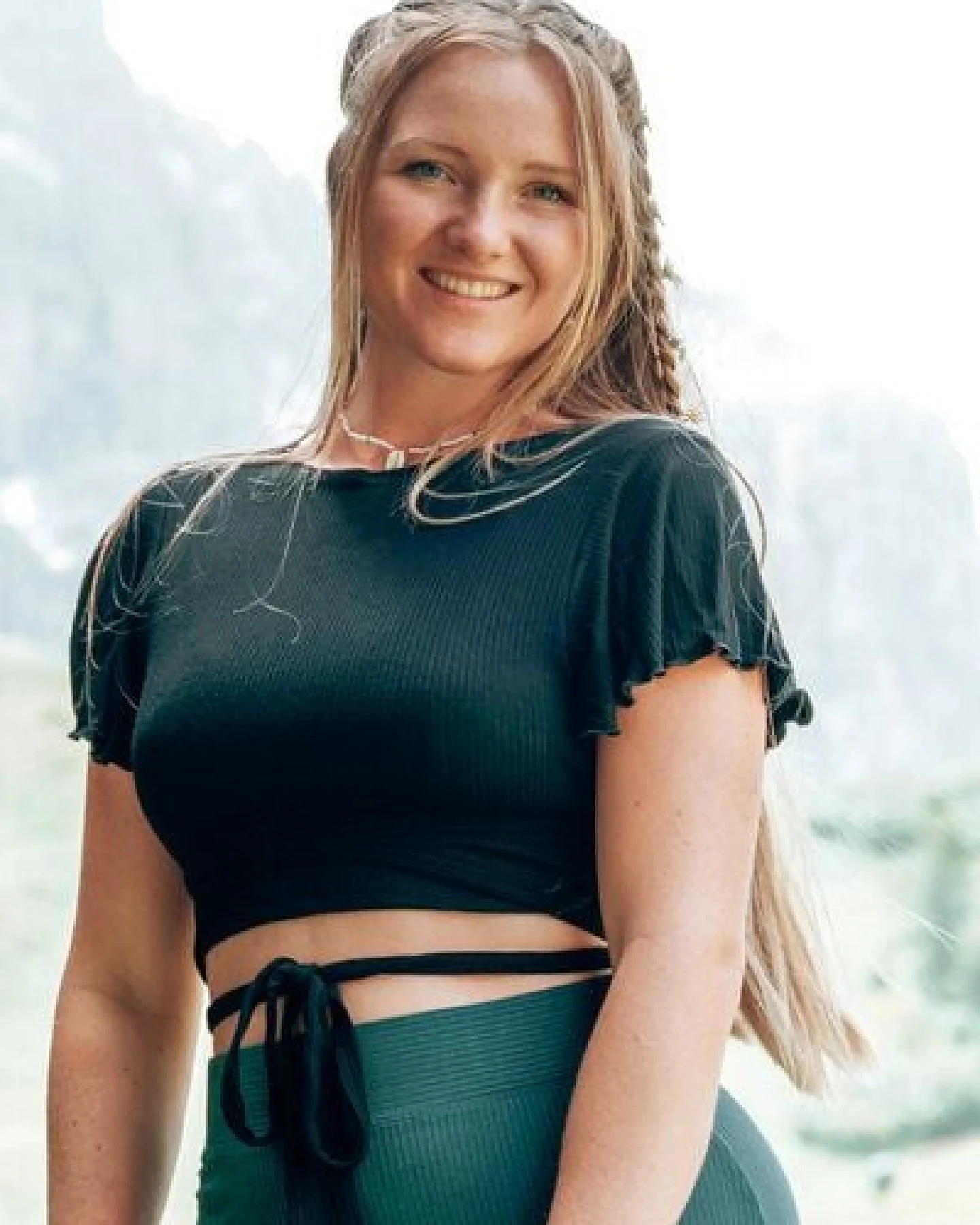Vivien Joy Wickeltop mit Schmetterlingsärmel - Farrah – Ansicht 3