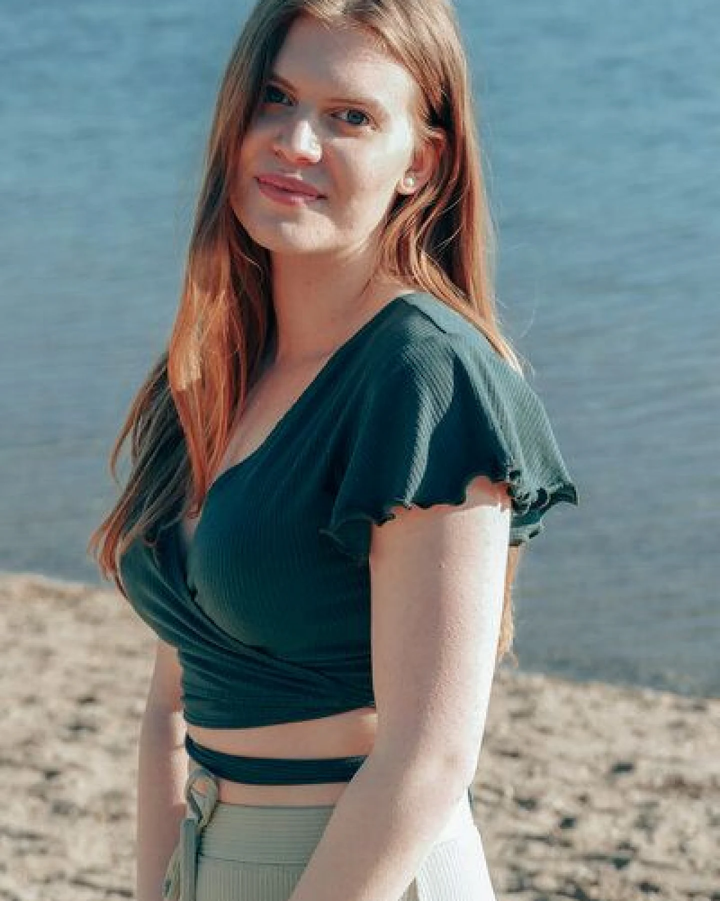 Vivien Joy Wickeltop mit Schmetterlingsärmel - Farrah – Ansicht 2