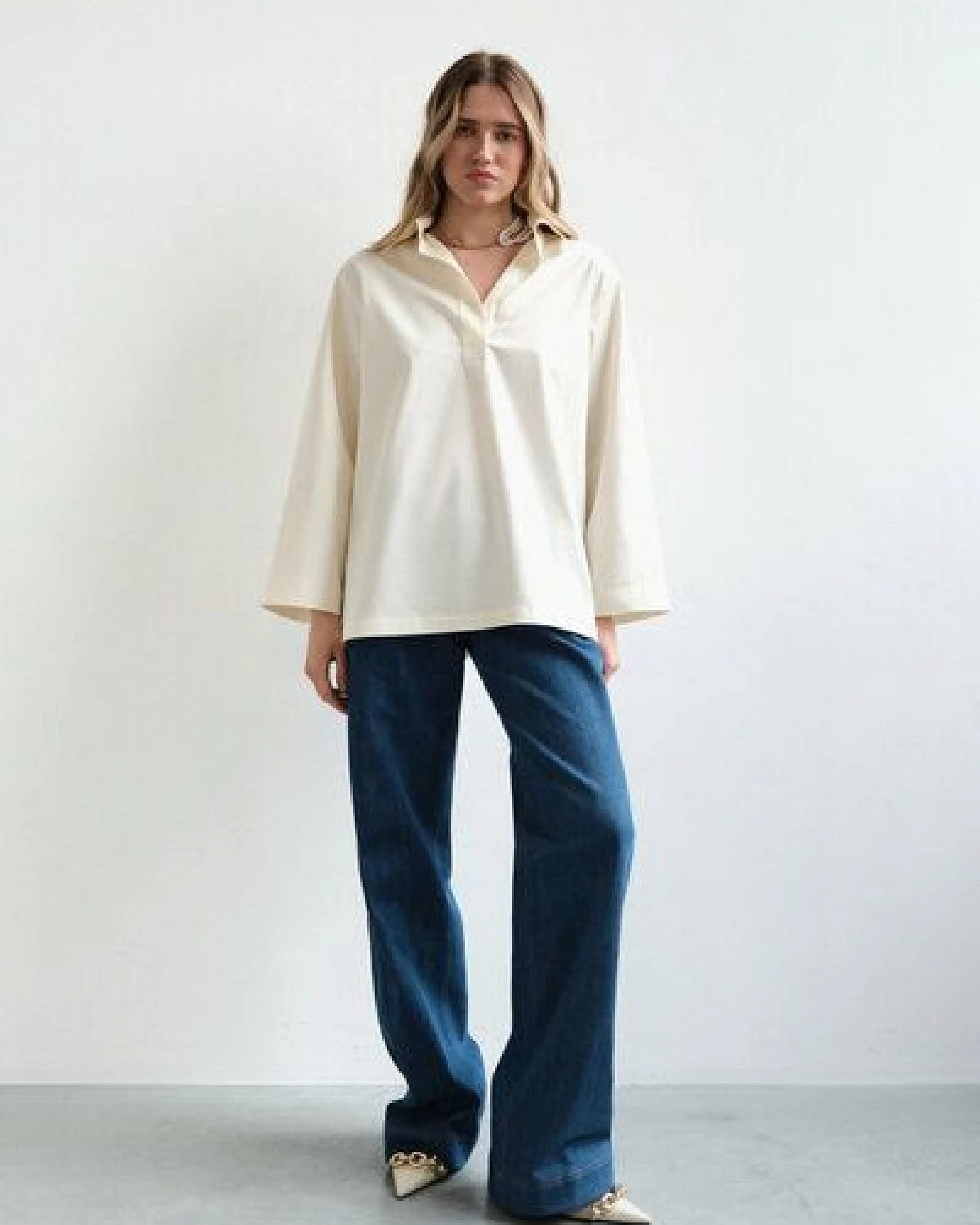 IVA RYCH Hemd mit Ausschnitt in Beige/Deadstock – Ansicht 2
