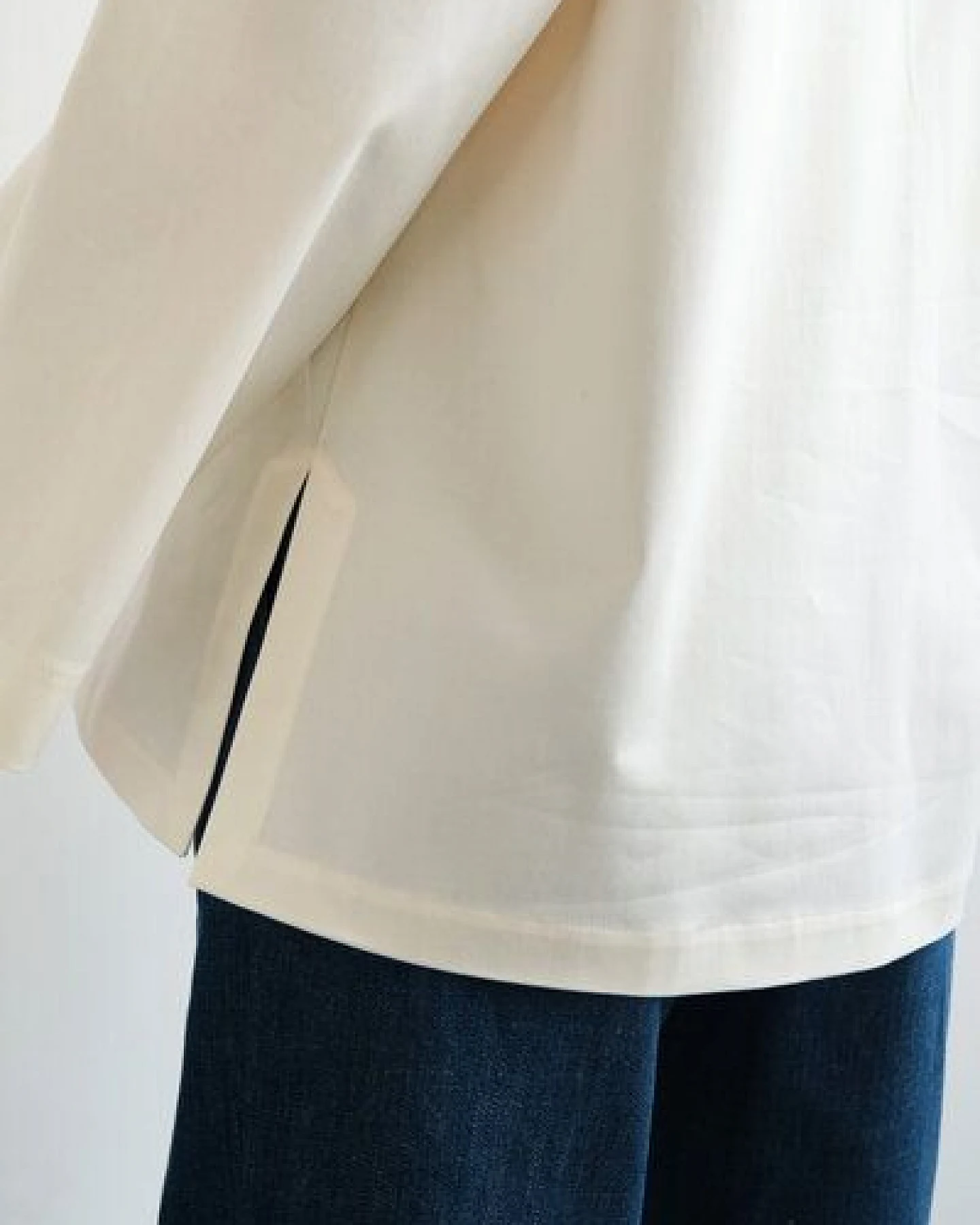 IVA RYCH Hemd mit Ausschnitt in Beige/Deadstock – Ansicht 3
