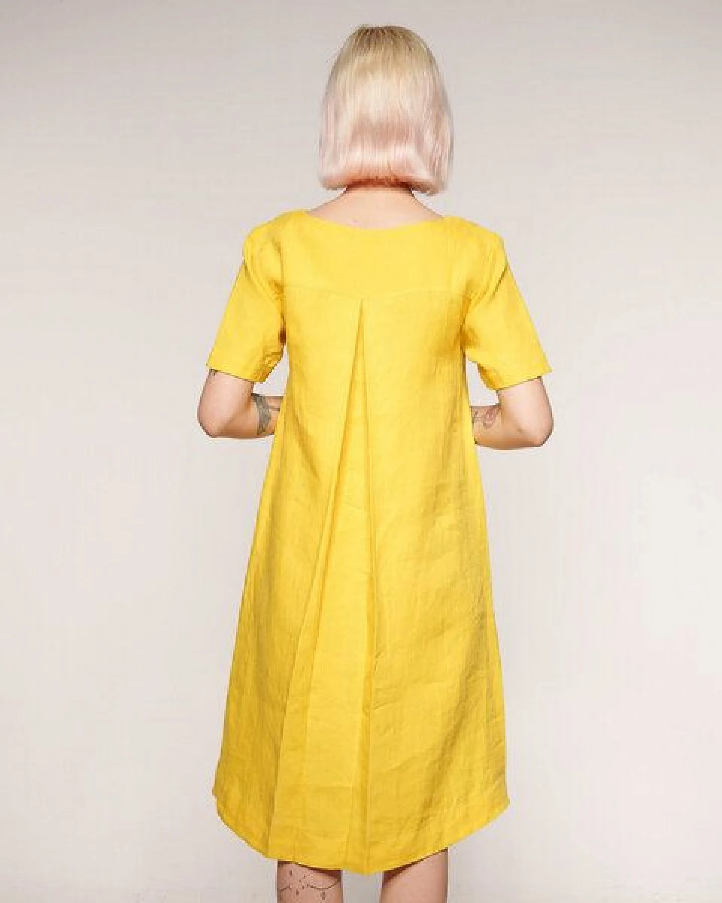 Alma & Lovis Legeres Kleid mit V-Ausschnitt aus reinem Leinen – Ansicht 4