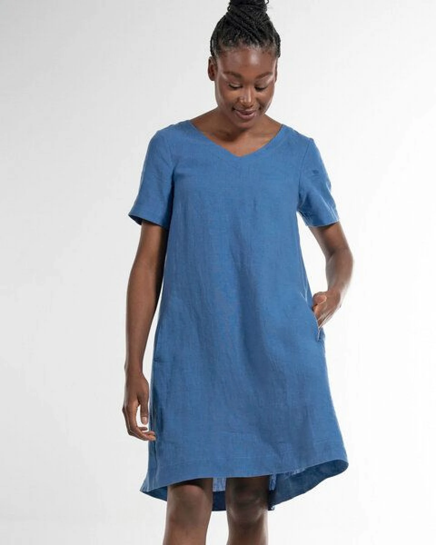 Alma & Lovis Legeres Kleid mit V-Ausschnitt aus reinem Leinen – Ansicht 2
