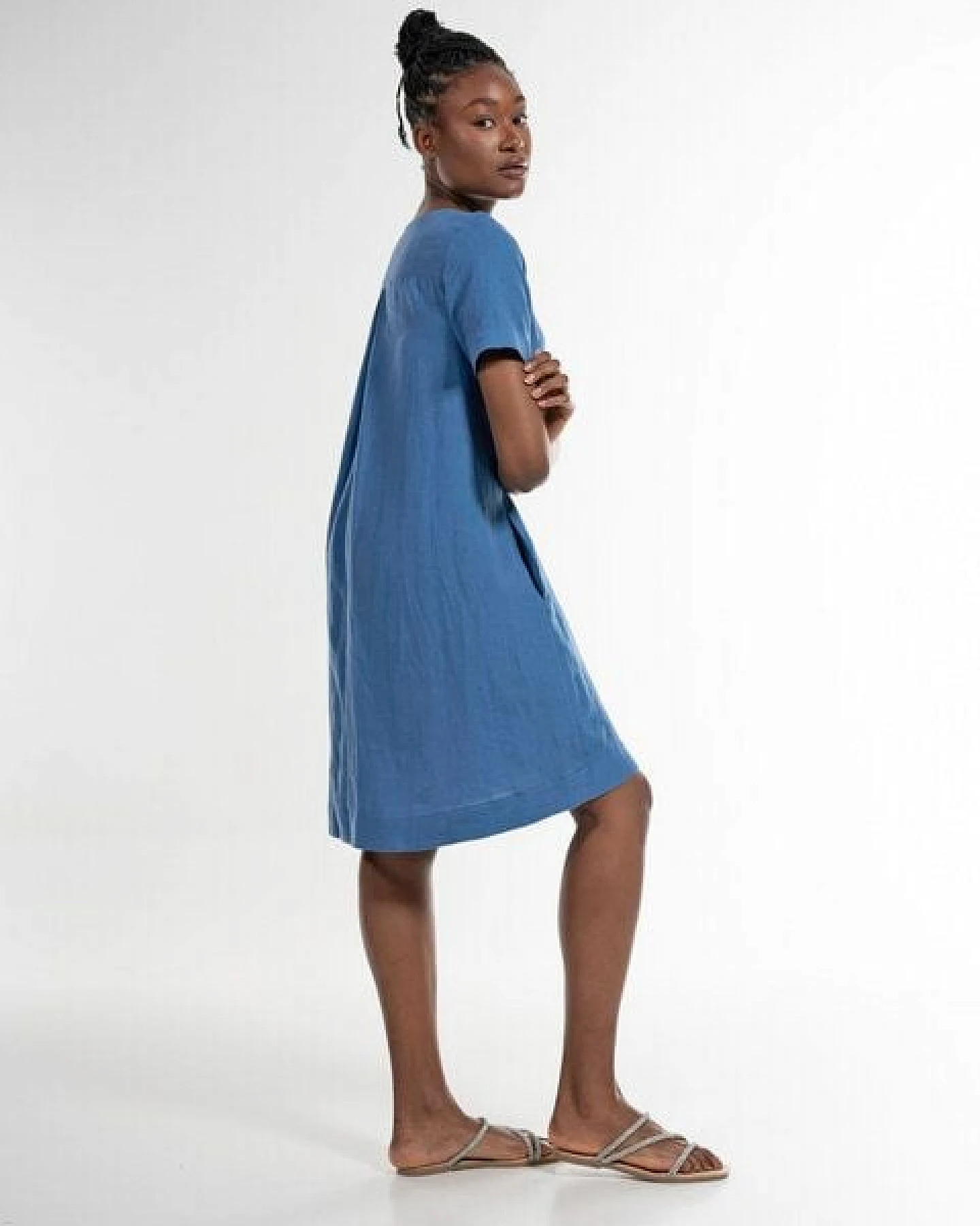 Alma & Lovis Legeres Kleid mit V-Ausschnitt aus reinem Leinen – Ansicht 4