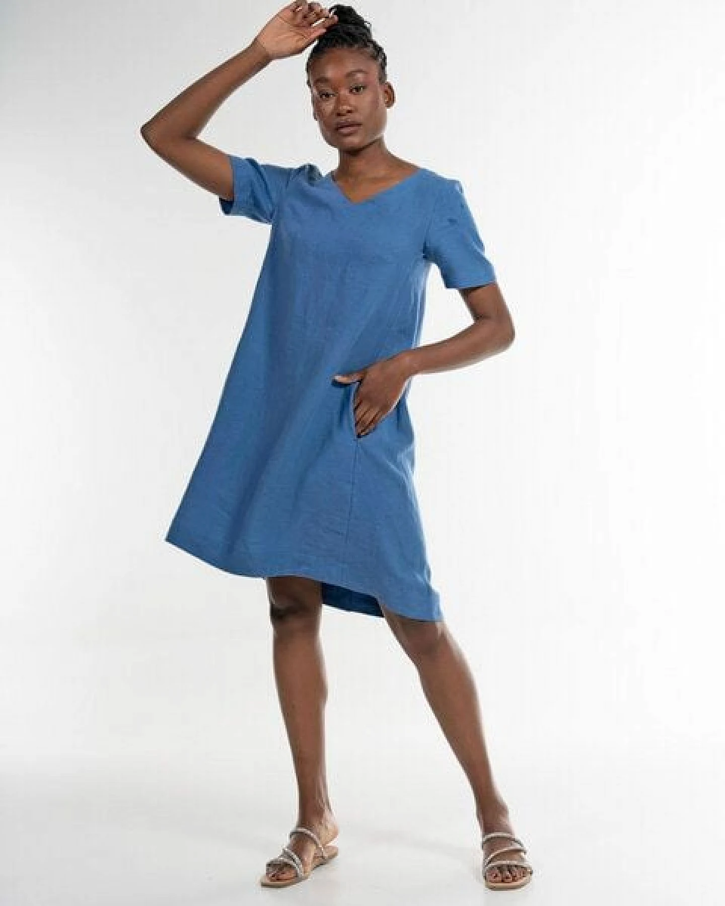 Alma & Lovis Legeres Kleid mit V-Ausschnitt aus reinem Leinen – Ansicht 3