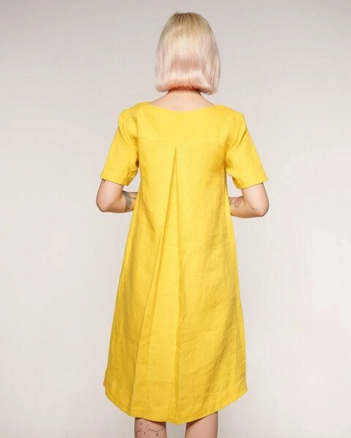 Alma & Lovis Legeres Kleid mit V-Ausschnitt aus reinem Leinen – Ansicht 4