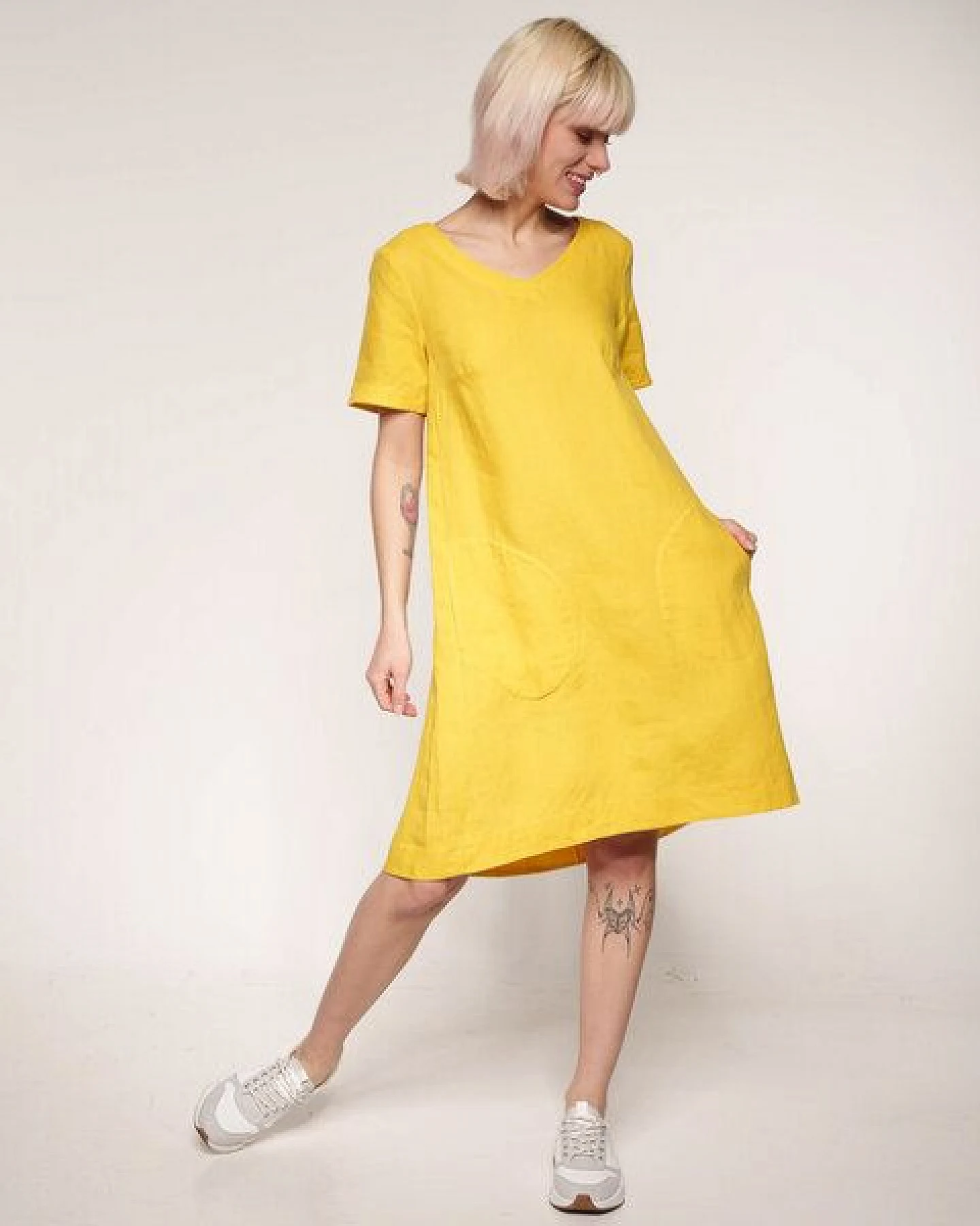 Alma & Lovis Legeres Kleid mit V-Ausschnitt aus reinem Leinen – Ansicht 3
