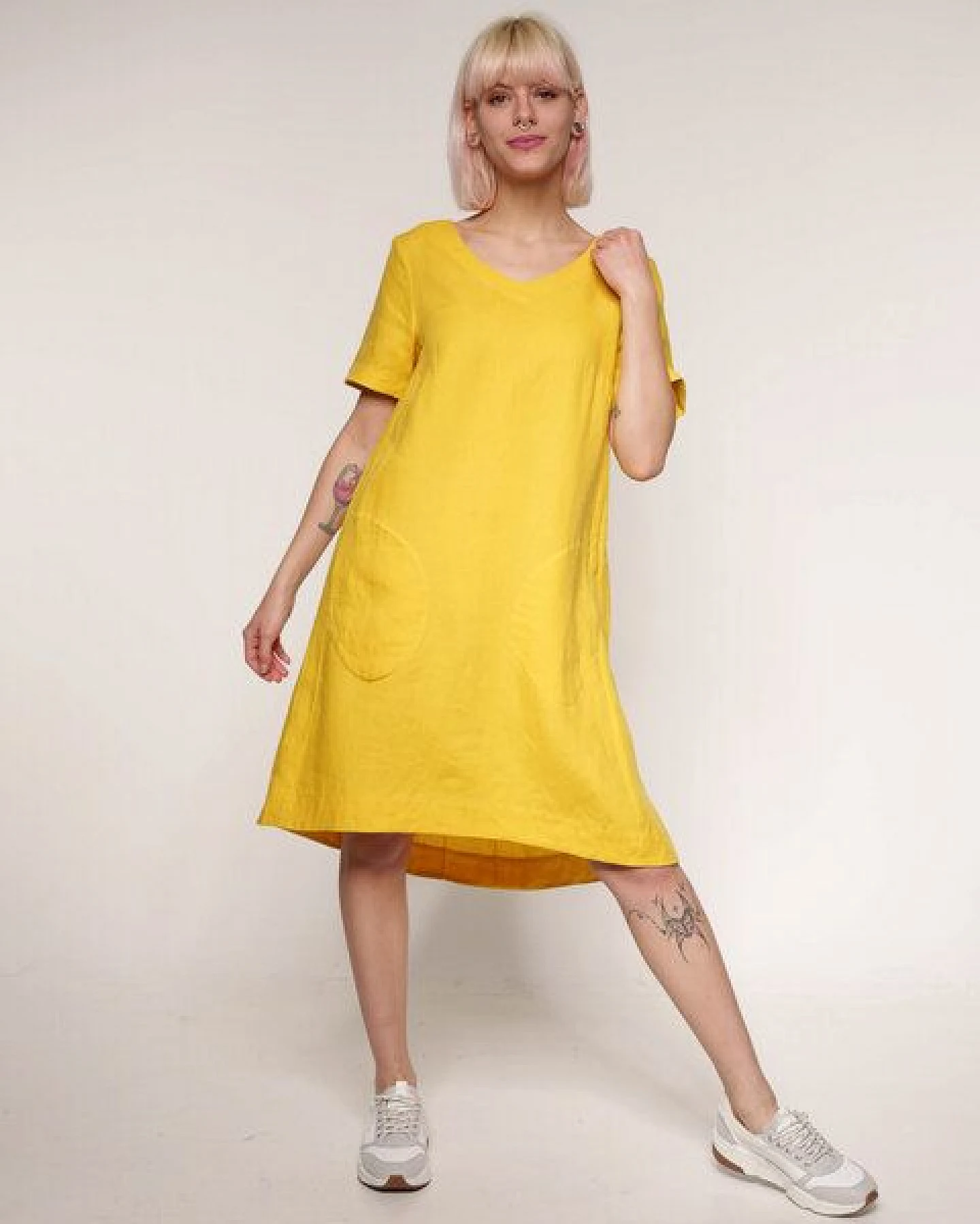 Alma & Lovis Legeres Kleid mit V-Ausschnitt aus reinem Leinen – Ansicht 2