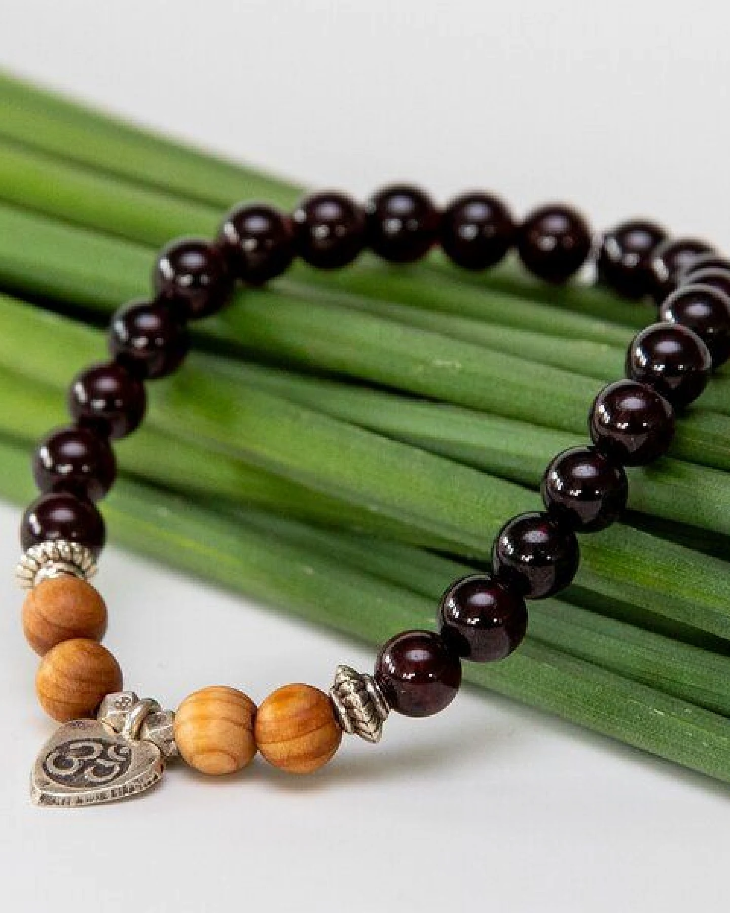 Divasya Armband "OM Love" aus echten Natursteinen & Sandelholz mit 925 Silber – Ansicht 2