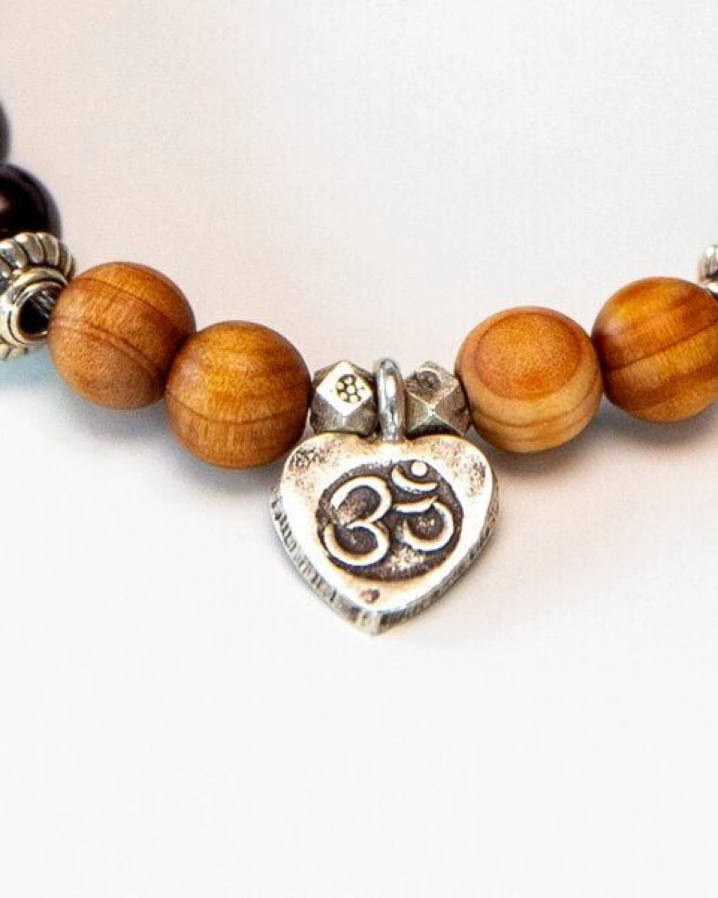 Divasya Armband "OM Love" aus echten Natursteinen & Sandelholz mit 925 Silber – Ansicht 3