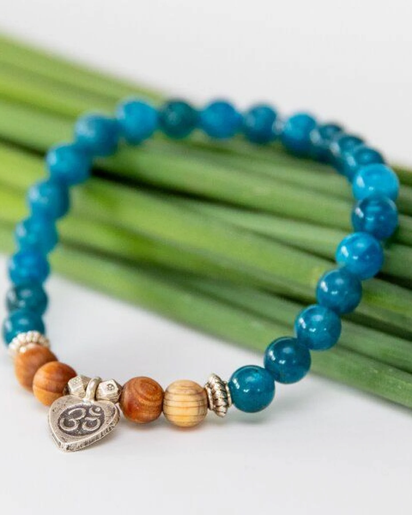 Divasya Armband "OM Love" aus echten Natursteinen & Sandelholz mit 925 Silber – Ansicht 2