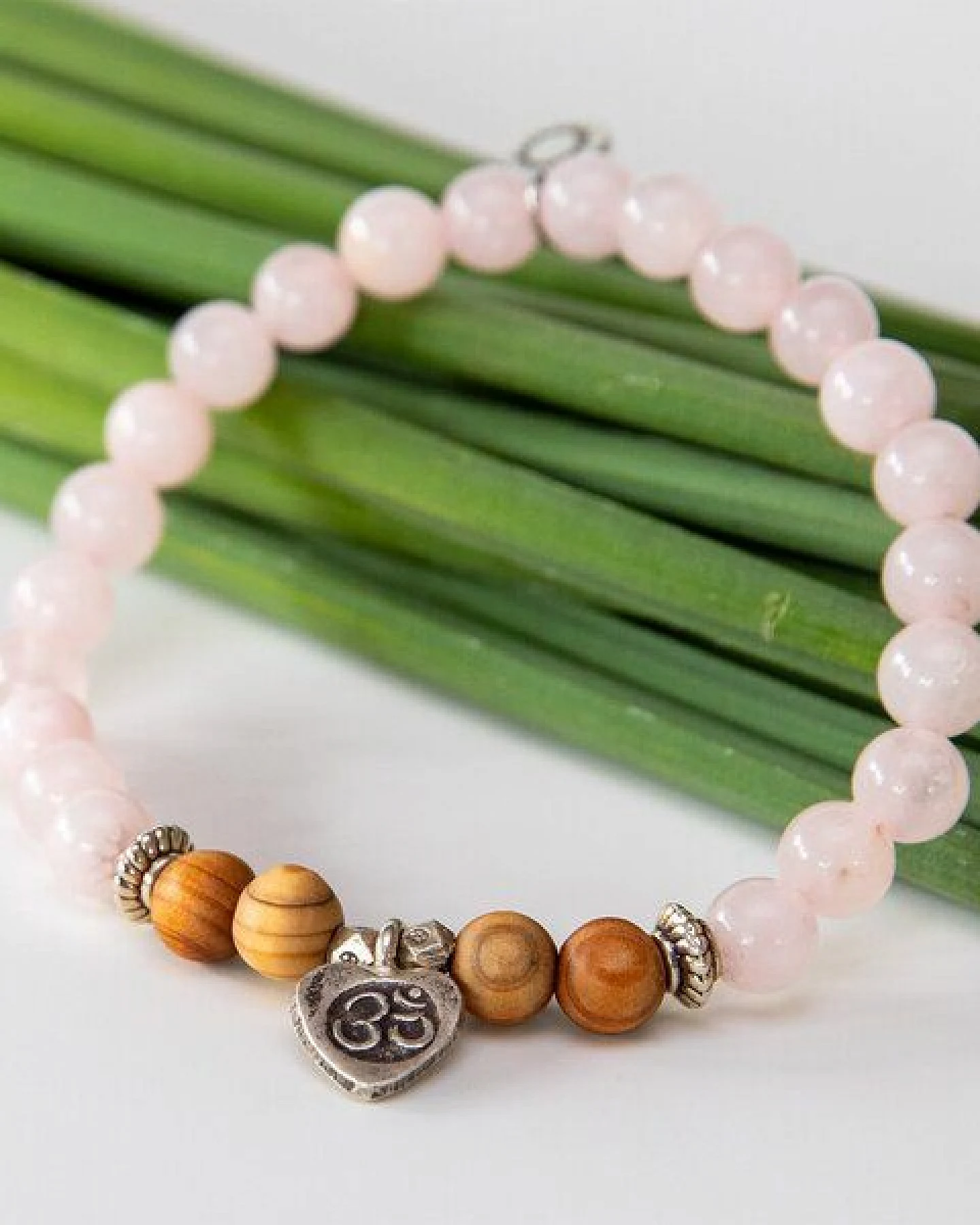 Divasya Armband "OM Love" aus echten Natursteinen & Sandelholz mit 925 Silber – Ansicht 2