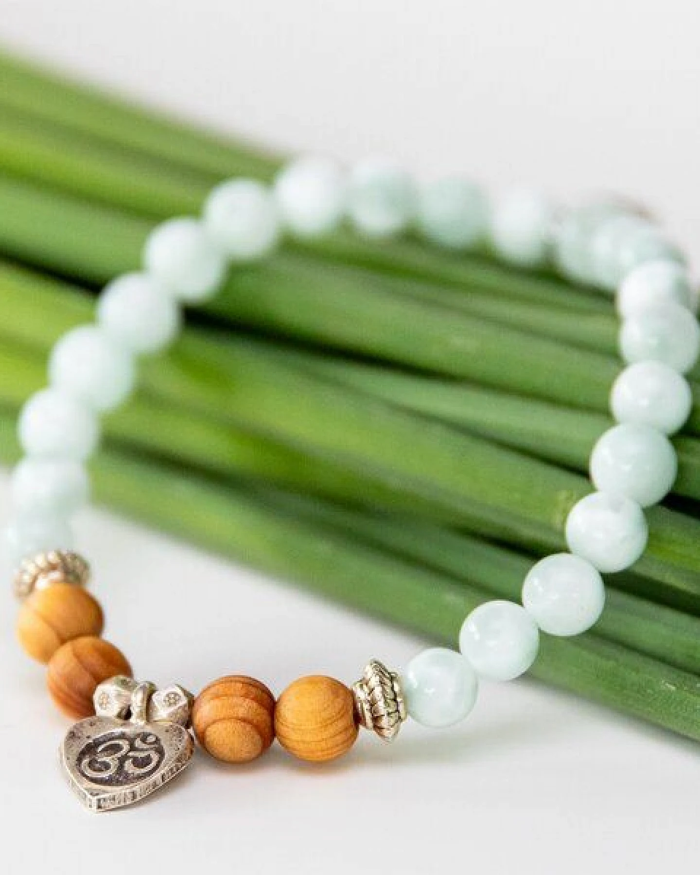 Divasya Armband "OM Love" aus echten Natursteinen & Sandelholz mit 925 Silber – Ansicht 2