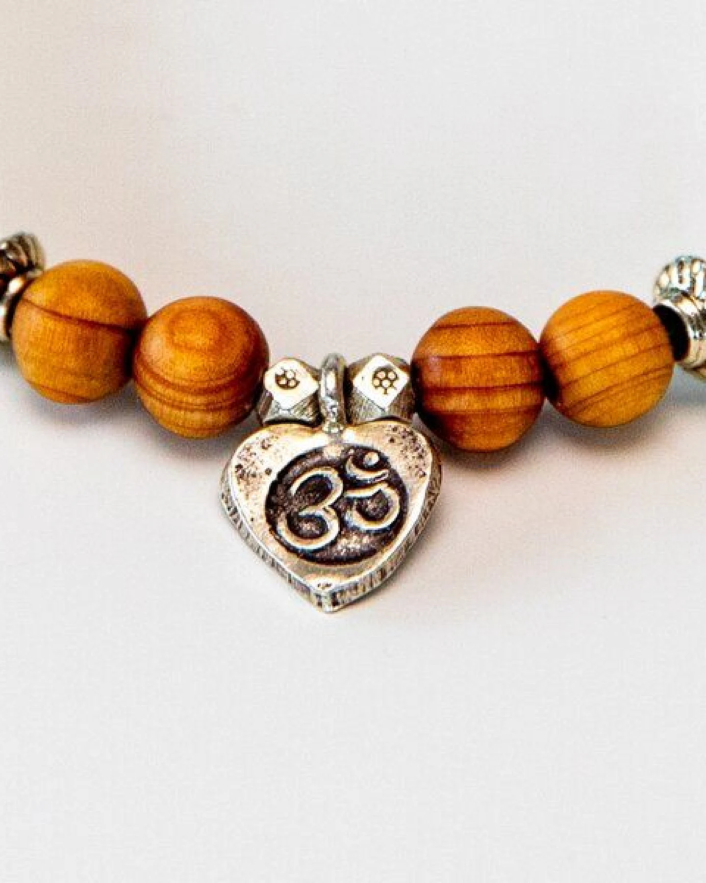 Divasya Armband "OM Love" aus echten Natursteinen & Sandelholz mit 925 Silber – Ansicht 3
