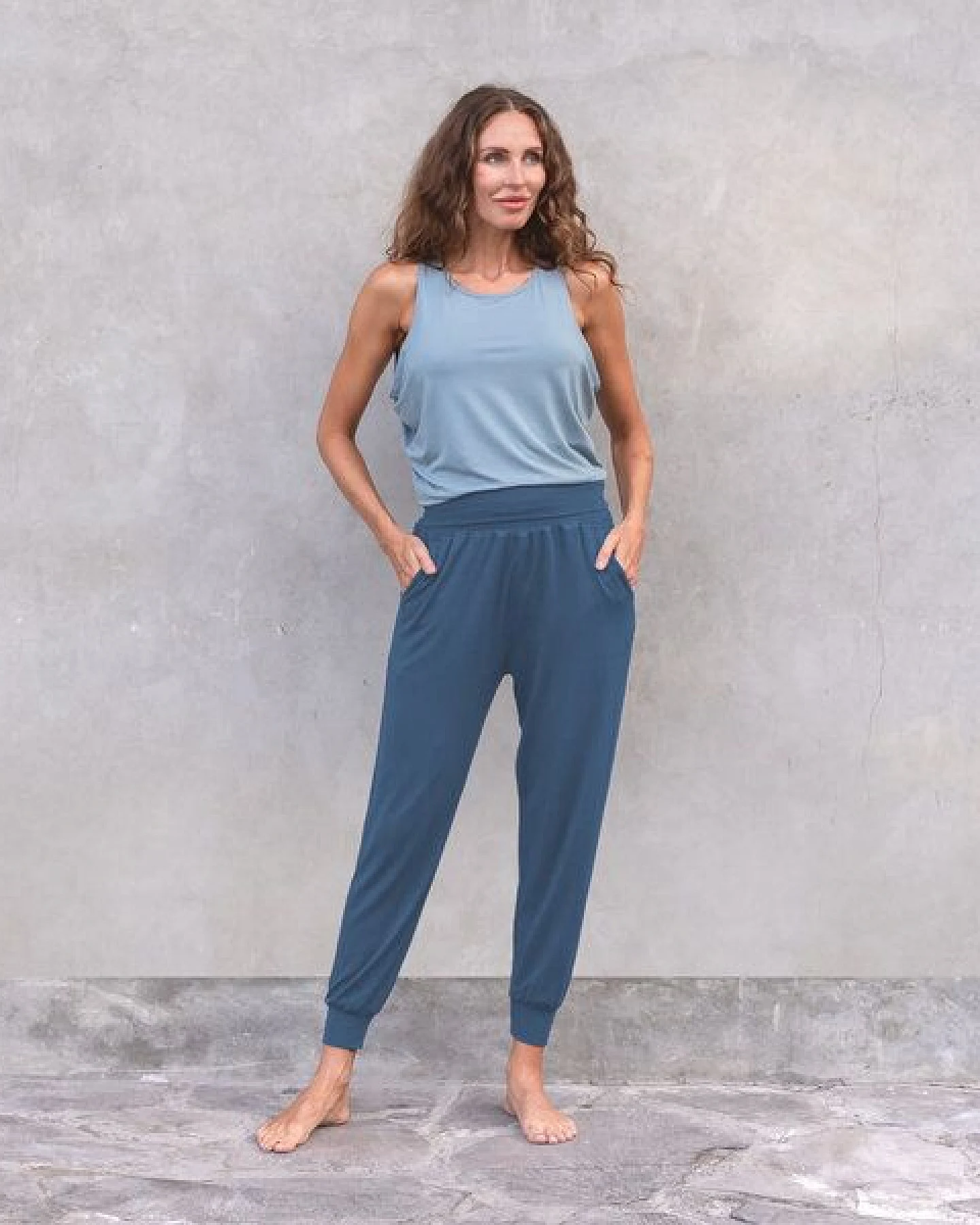 Jaya MADITA - Damen - luftiges Top mit offenem Rücken aus Tencel-Baumwoll-Mix – Ansicht 2