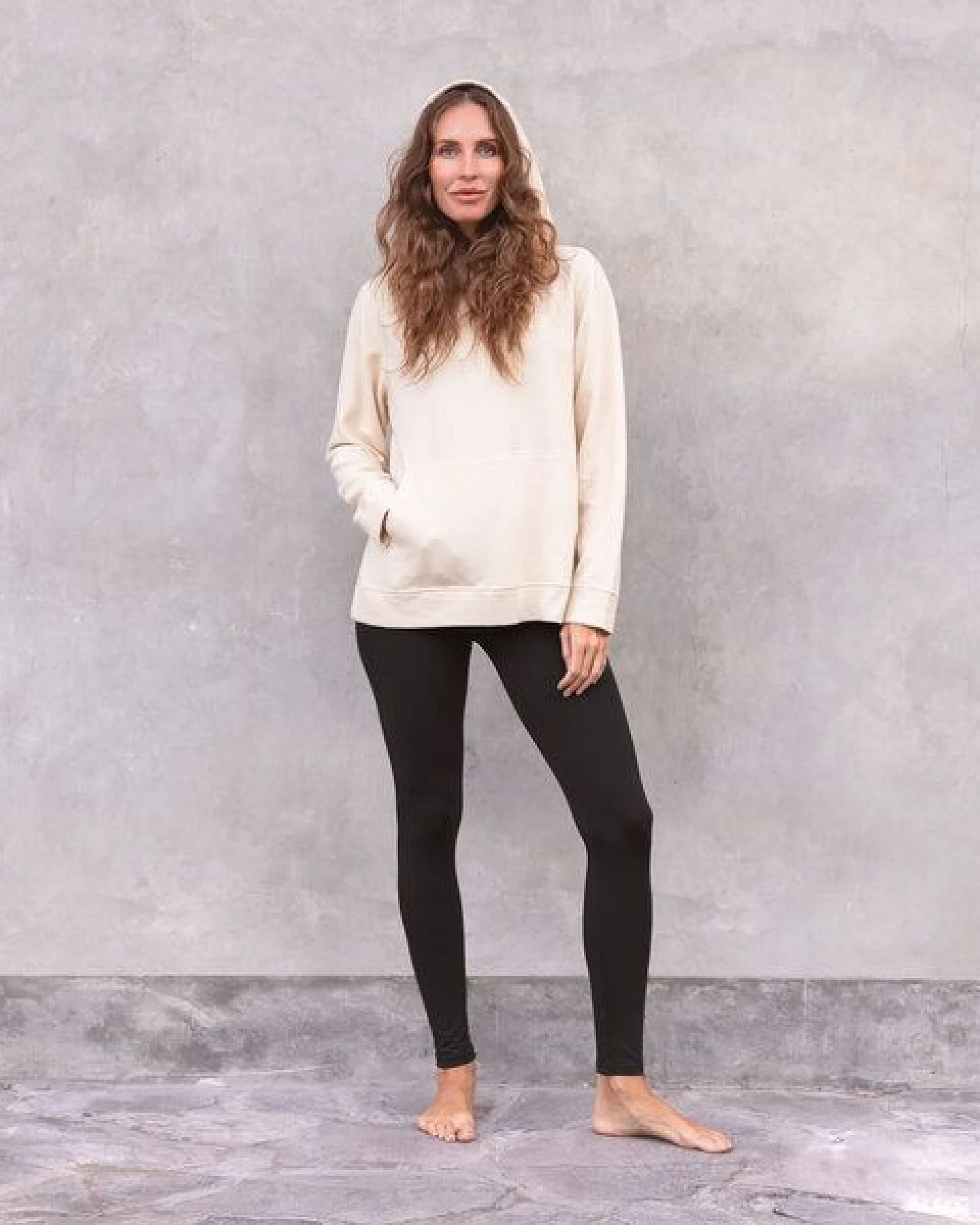 Jaya HEATHER - Hoodie in leichtem Oversized Schnitt mit Front-Tasche und großer Kapuze aus 100% Biobaumwolle – Ansicht 2