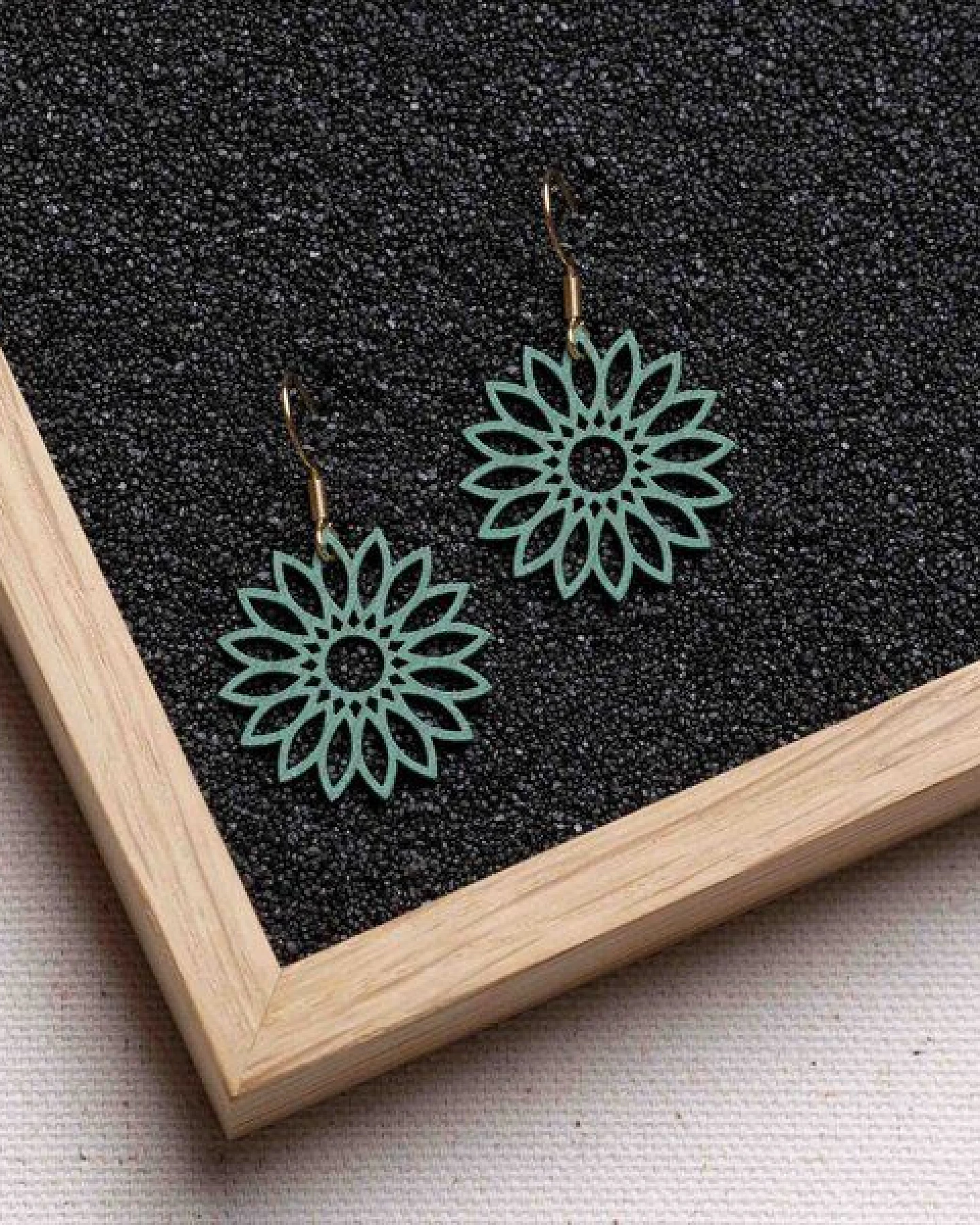 feinformart Ohrringe / Ohrhänger aus Holz - Flower – Ansicht 2