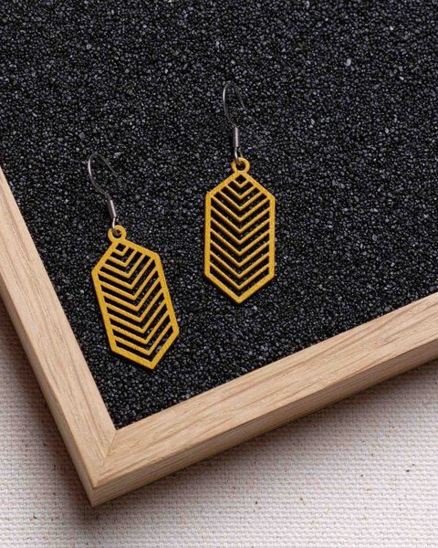 feinformart Ohrringe / Ohrhänger aus Holz - Geometric – Ansicht 2