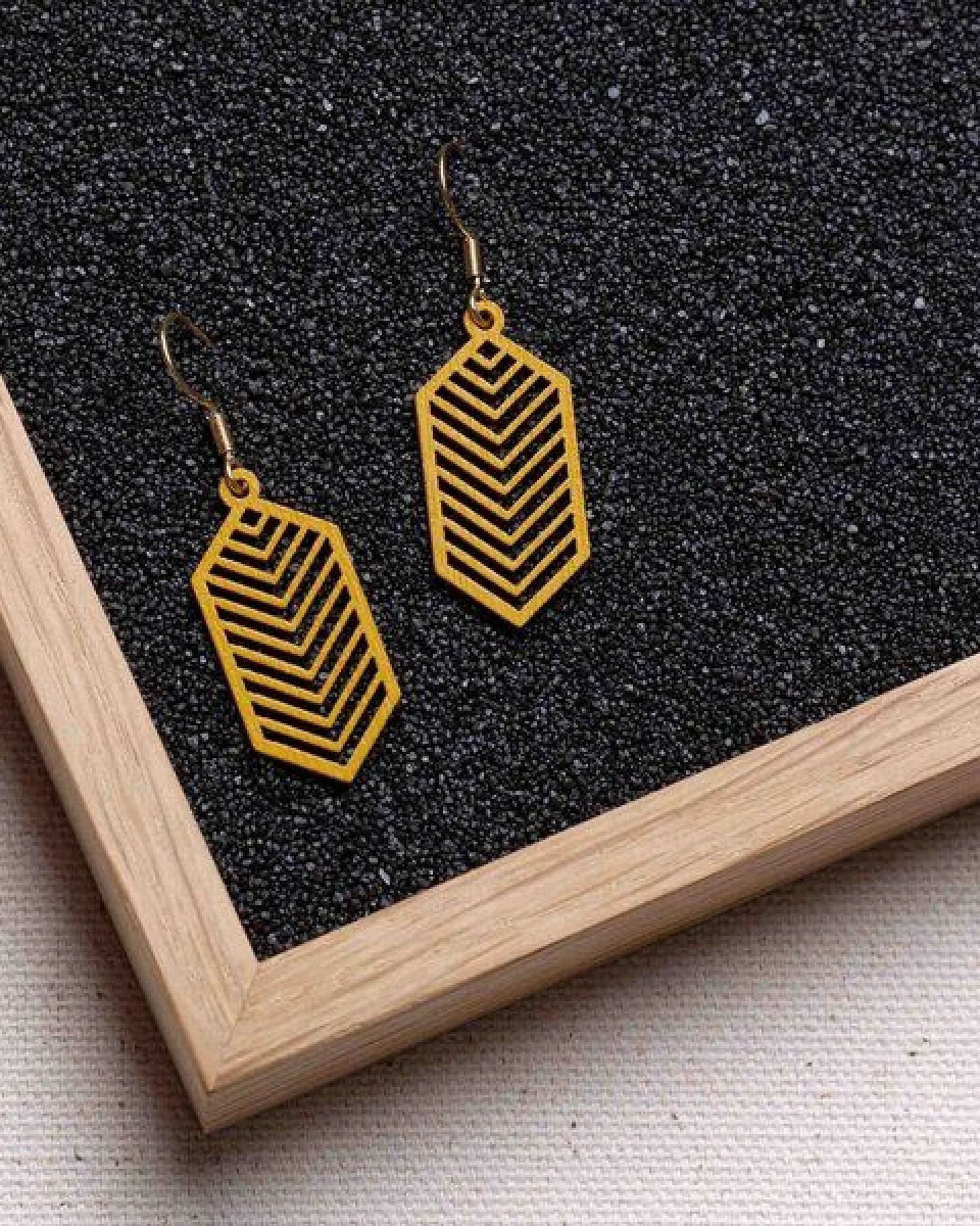 feinformart Ohrringe / Ohrhänger aus Holz - Geometric – Ansicht 2
