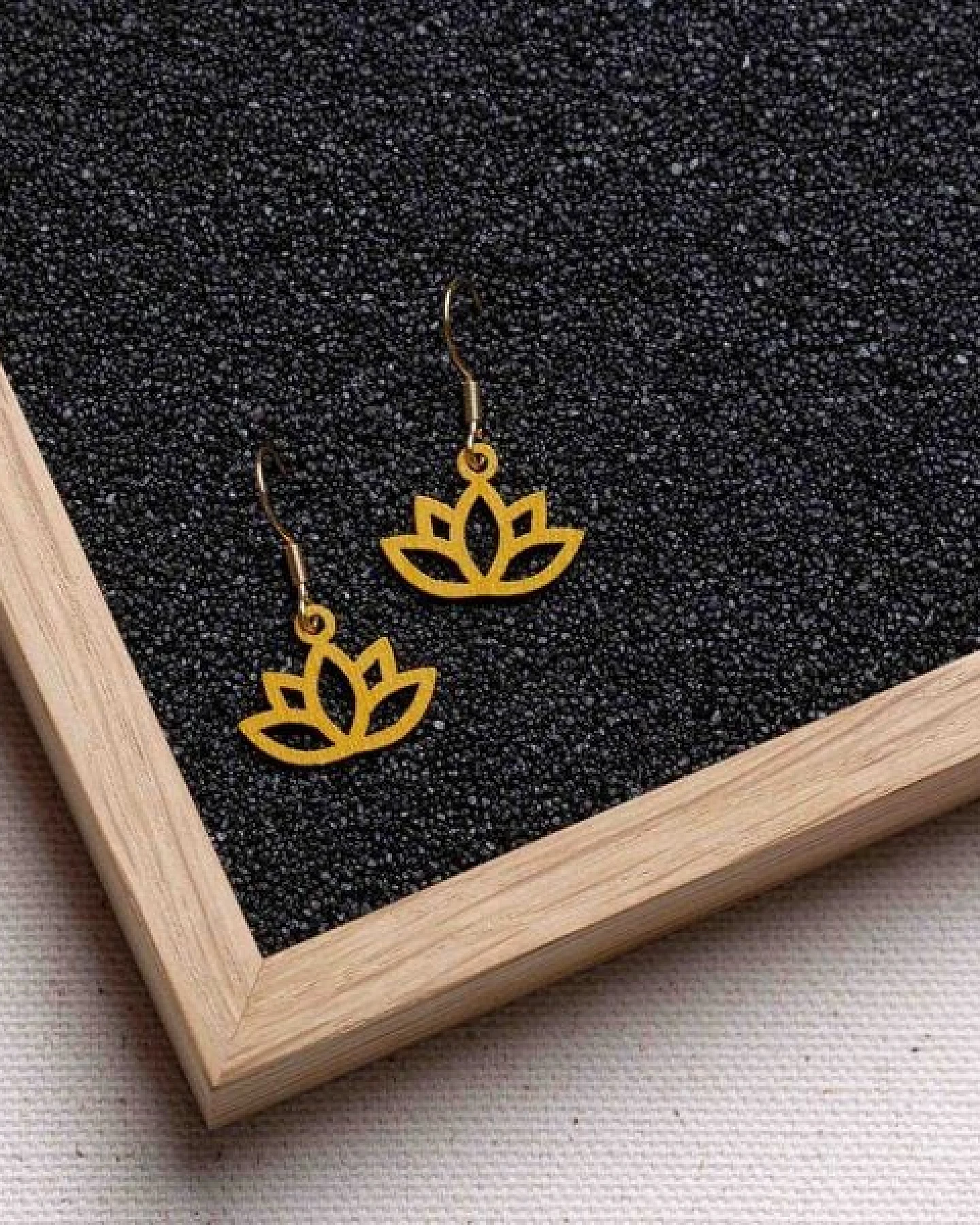 feinformart Ohrringe / Ohrhänger aus Holz - Lotus – Ansicht 2