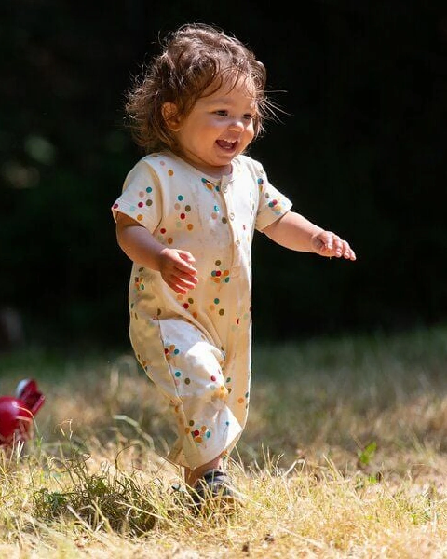 Little Green Radicals Baby Sommerstrampler mit Ballondruck – Fairtrade & GOTS-zertifiziert – Ansicht 3